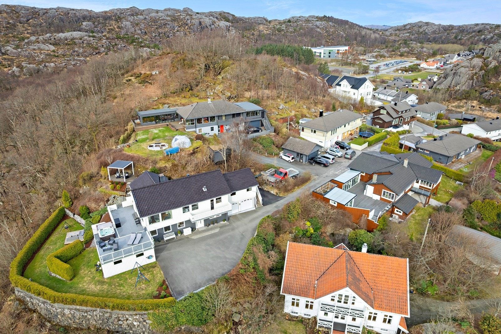 Fullriggerveien 20 har en fantastisk beliggenhet på Eigerøy, i et attraktivt og svært barnevennlig nabolag. Eiendommen ligger fredelig til i enden av en blindvei på et høydedrag Galleribilde
