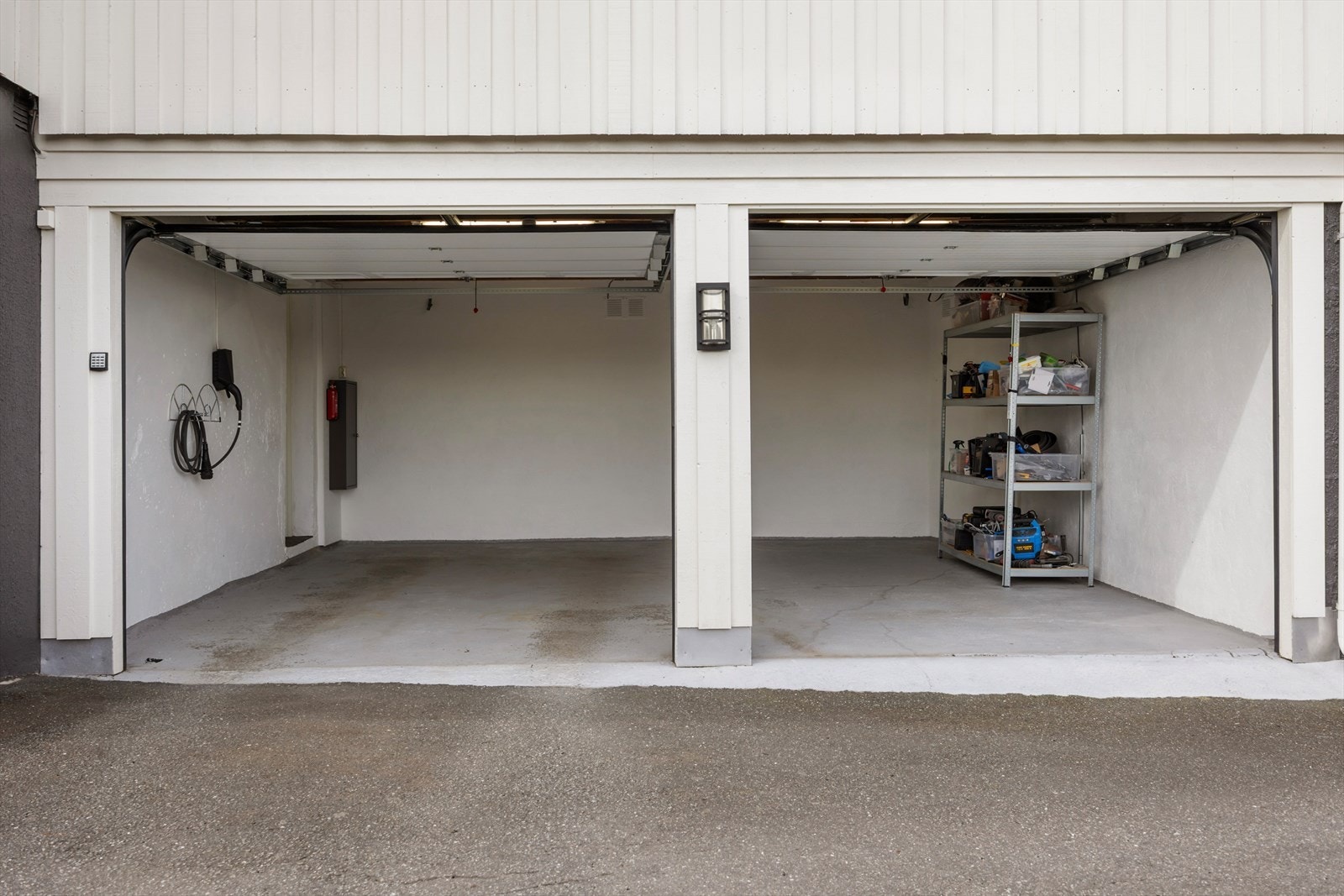 Dobbel garasje med el-bil lader Galleribilde