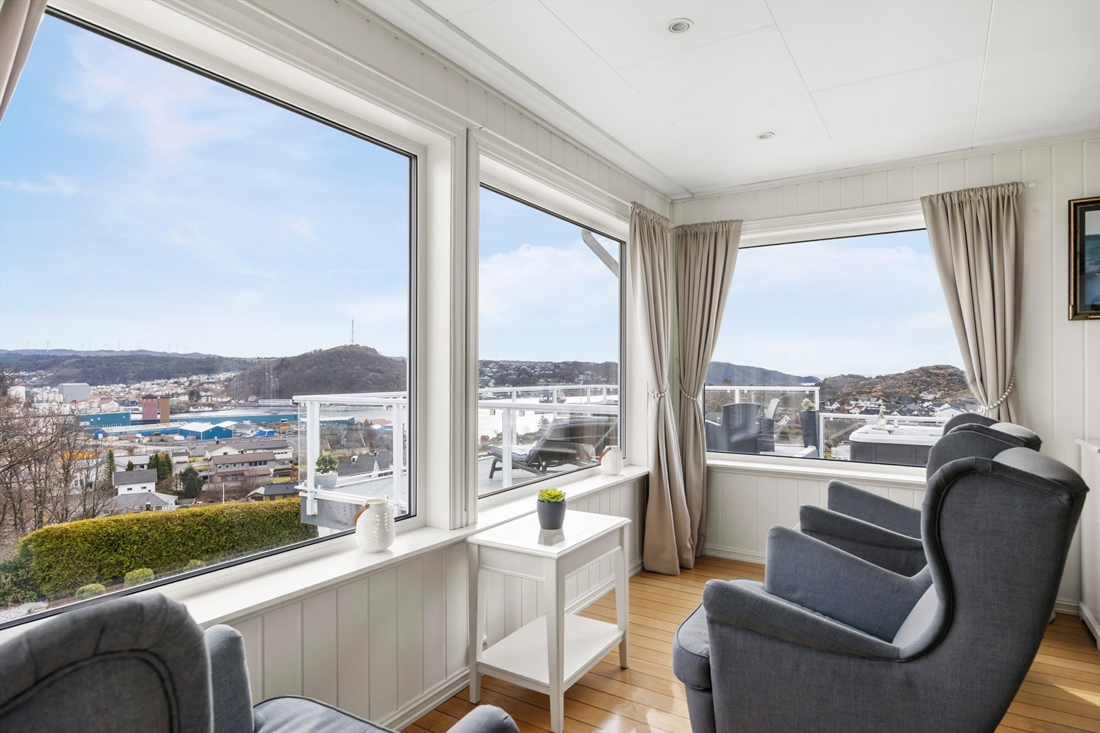 Stuen er romslig og utstyrt med store vindusflater som gir fantastiske lysforhold og en spektakulær panoramautsikt over sjø, havn og områdene rundt. Galleribilde