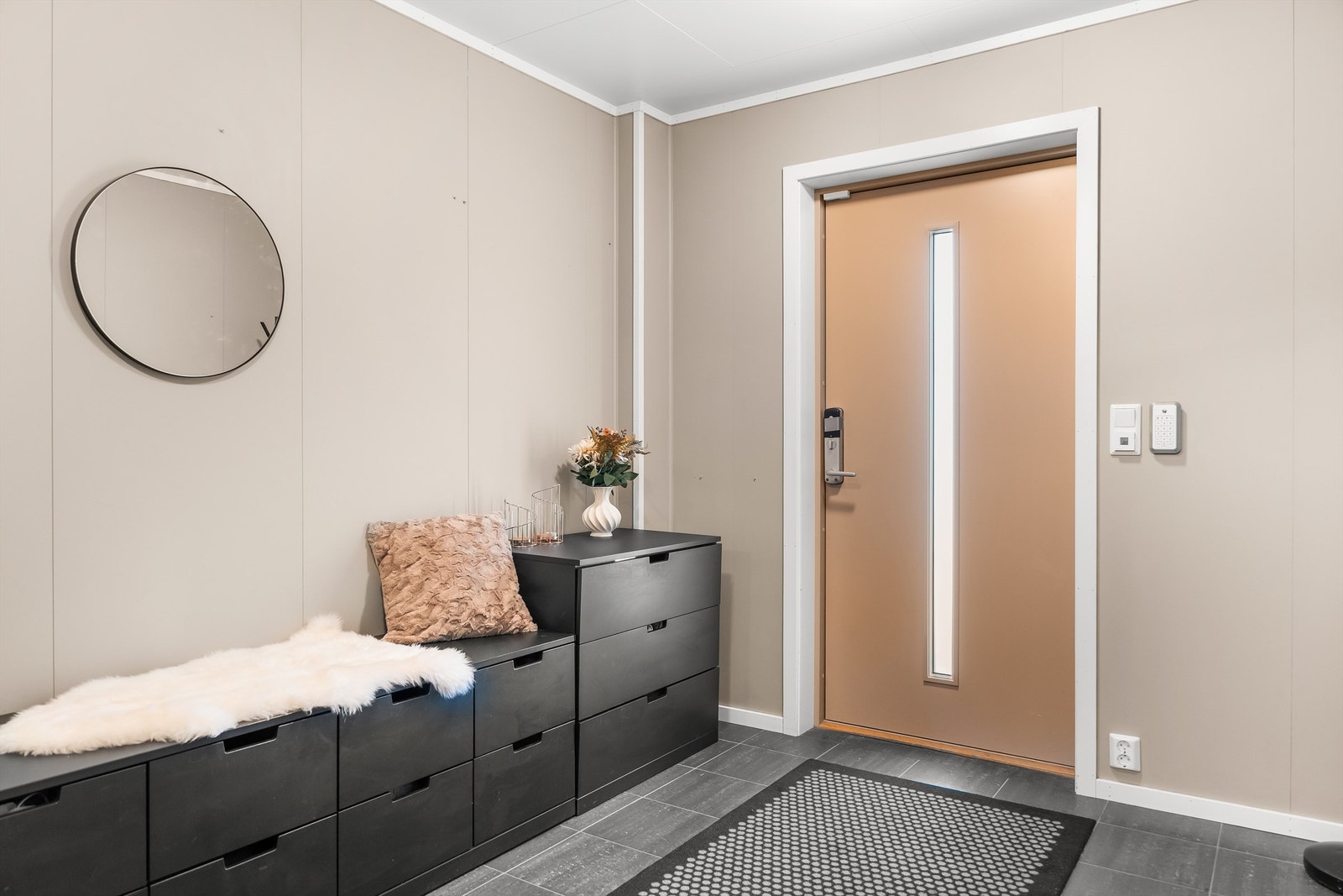 Entréen ønsker velkommen med flislagt gulv med elektrisk gulvvarme. Ytterdøren har elektronisk kodelås. Galleribilde