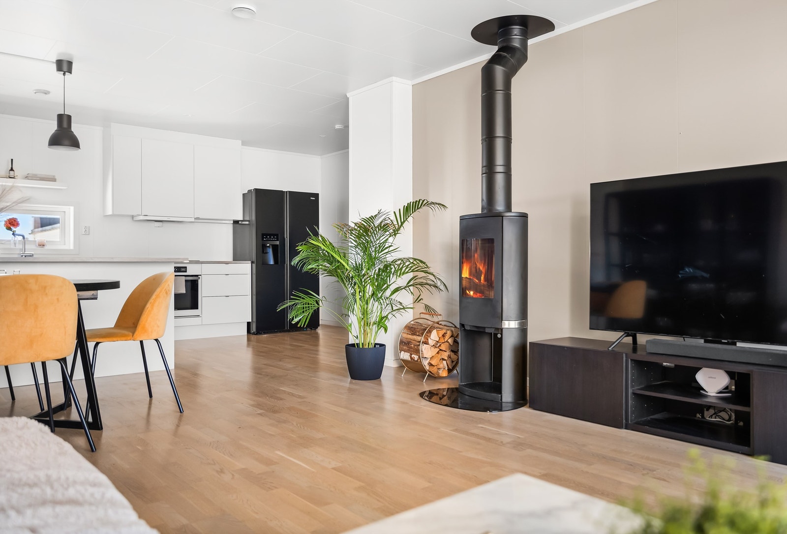 Peisovnen i stuen gir ekstra varme og hygge, og suppleres av en luft-til-luft varmepumpe. Galleribilde