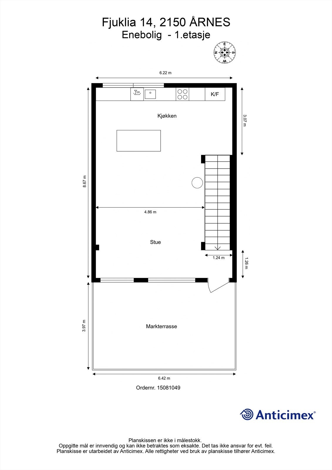 Første etasje samler stue og kjøkken i en åpen løsning på 54 m², med direkte utgang til markterrassen. Galleribilde