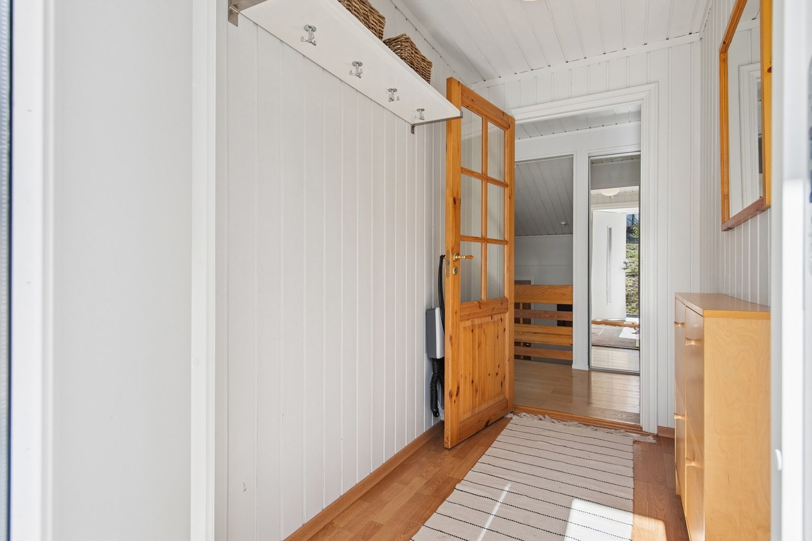 Fra entreen er det trapp ned til første halvplan og videre inn til stuen. Galleribilde