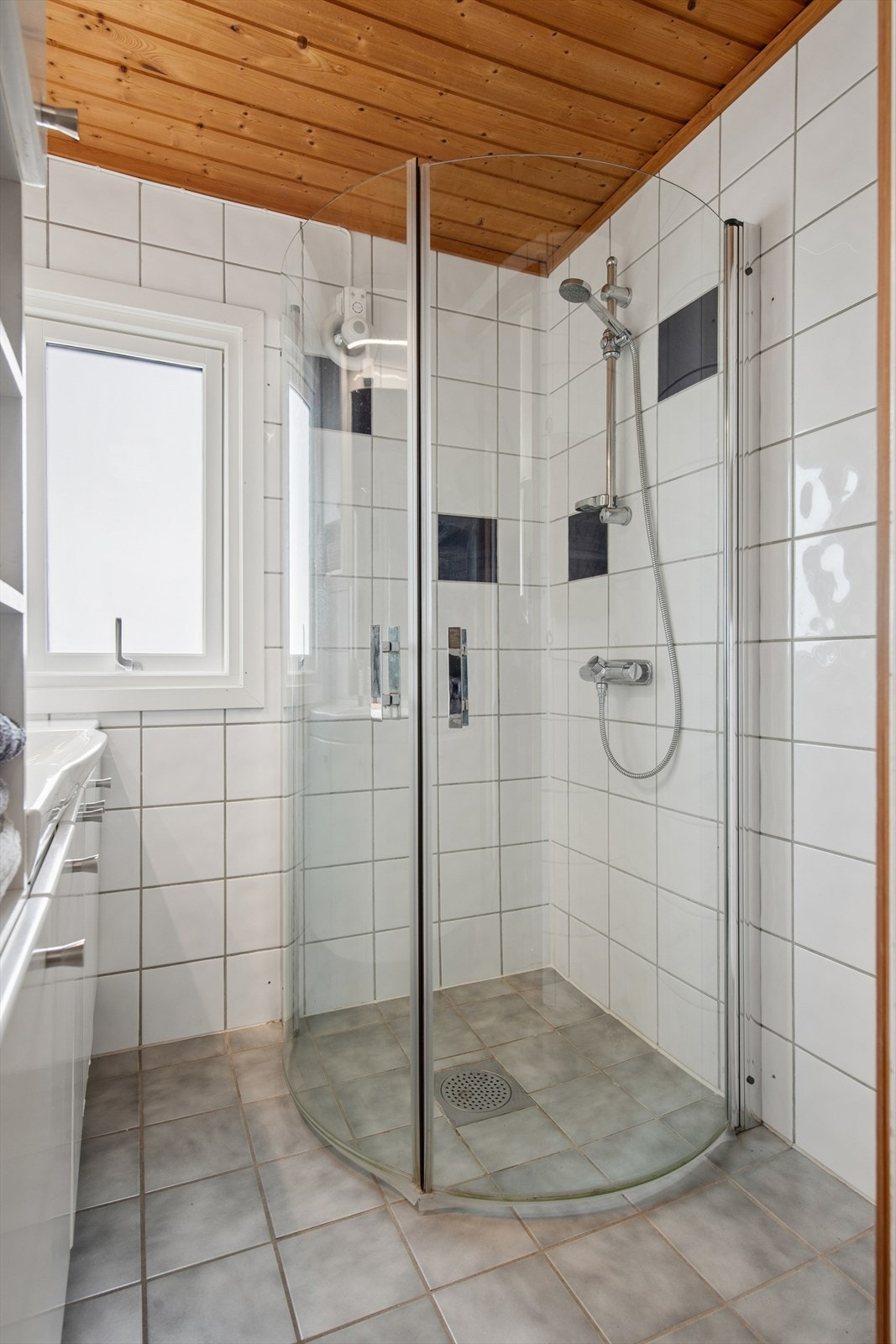 Badet har flislagte overflater med varme i gulv og panel i himling. Galleribilde