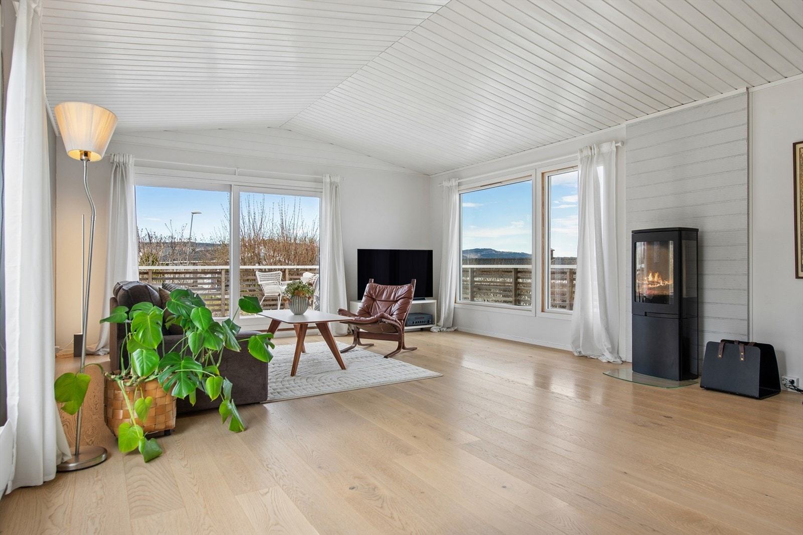 Den lyse og luftige stuen ligger i boligens andre halvplan og egner seg godt som boligens samlingspunkt. Galleribilde
