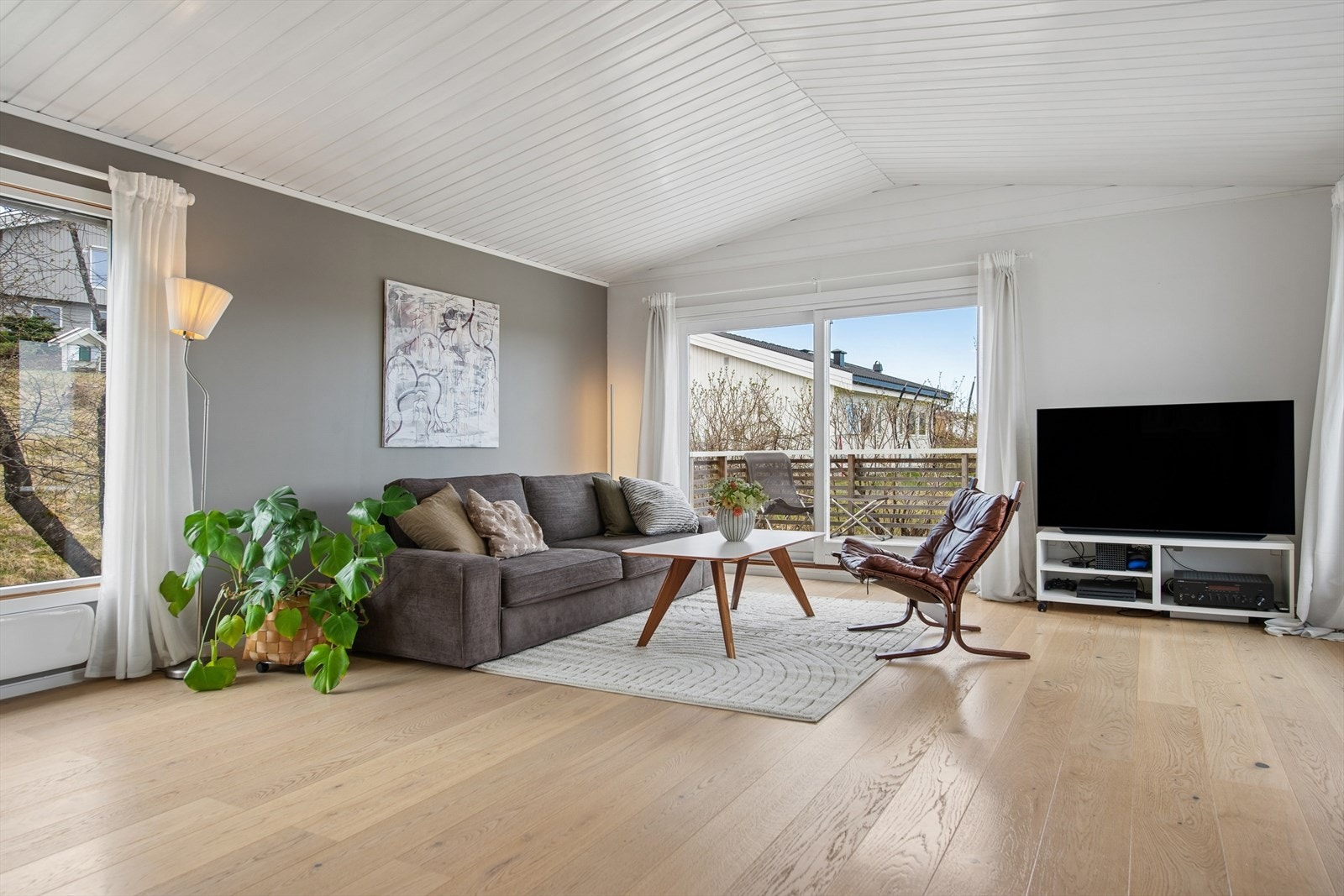 Fra stuen er det direkte utgang til terrassen via en heve/skyvedør i treverk med 2-lags isolerglass. Galleribilde