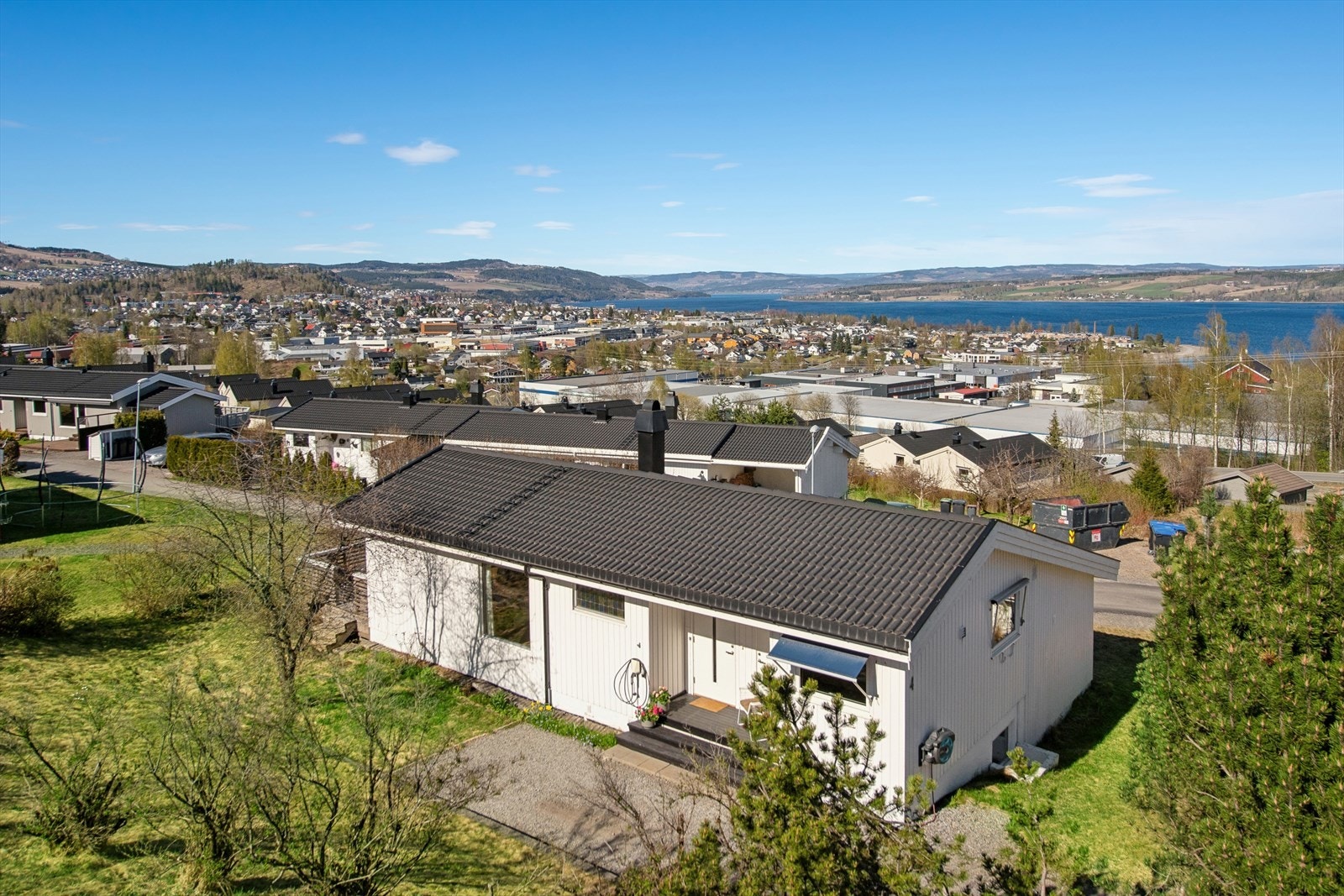 Hyggelig enebolig med flott beliggenhet i et rolig og barnevennlig område sør for Gjøvik sentrum. Galleribilde