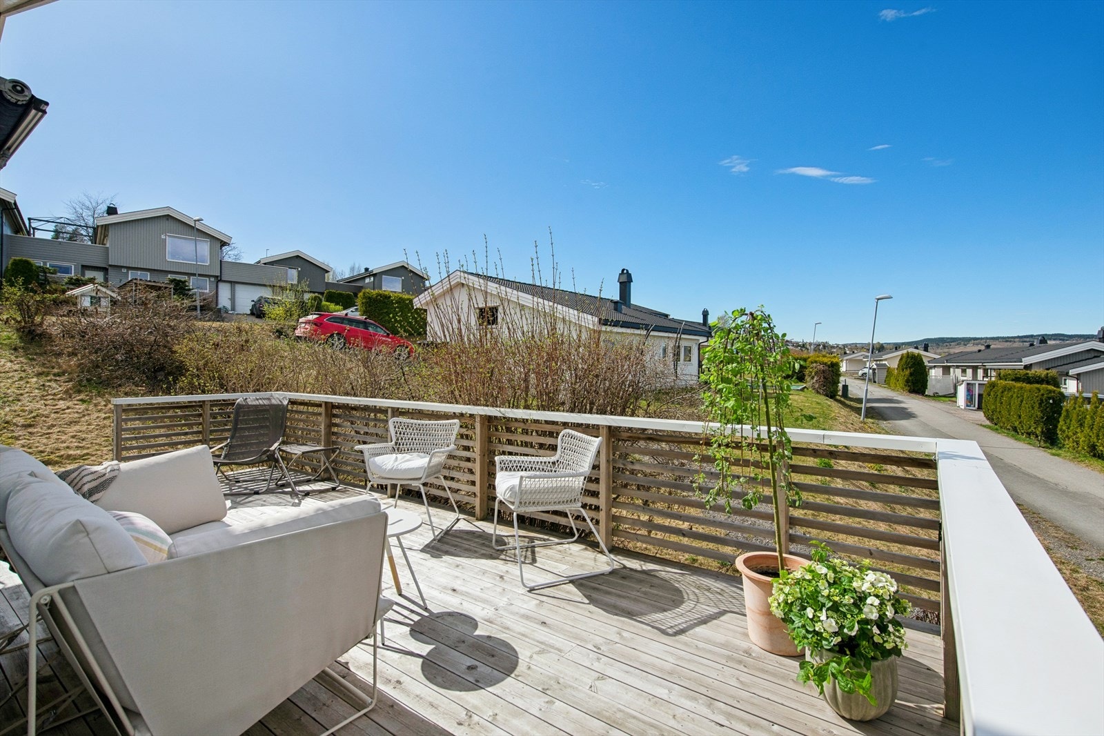 Boligen ligger fint til i etablert borettslag, og har denne herlige terrassen på 25 m². Galleribilde