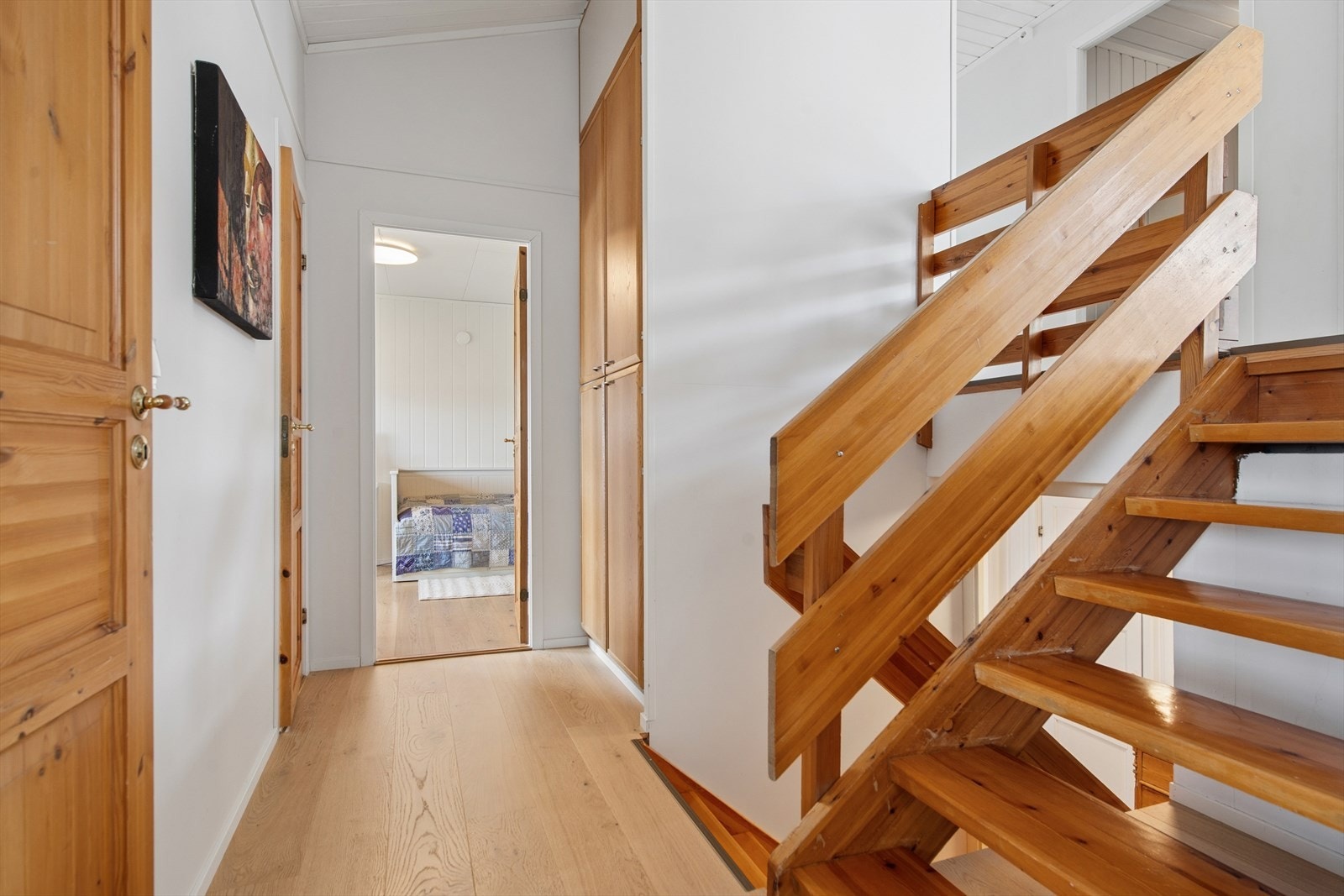 Gang i første halvplan som leder til boligens to soverom, bad og toalettrom. Galleribilde