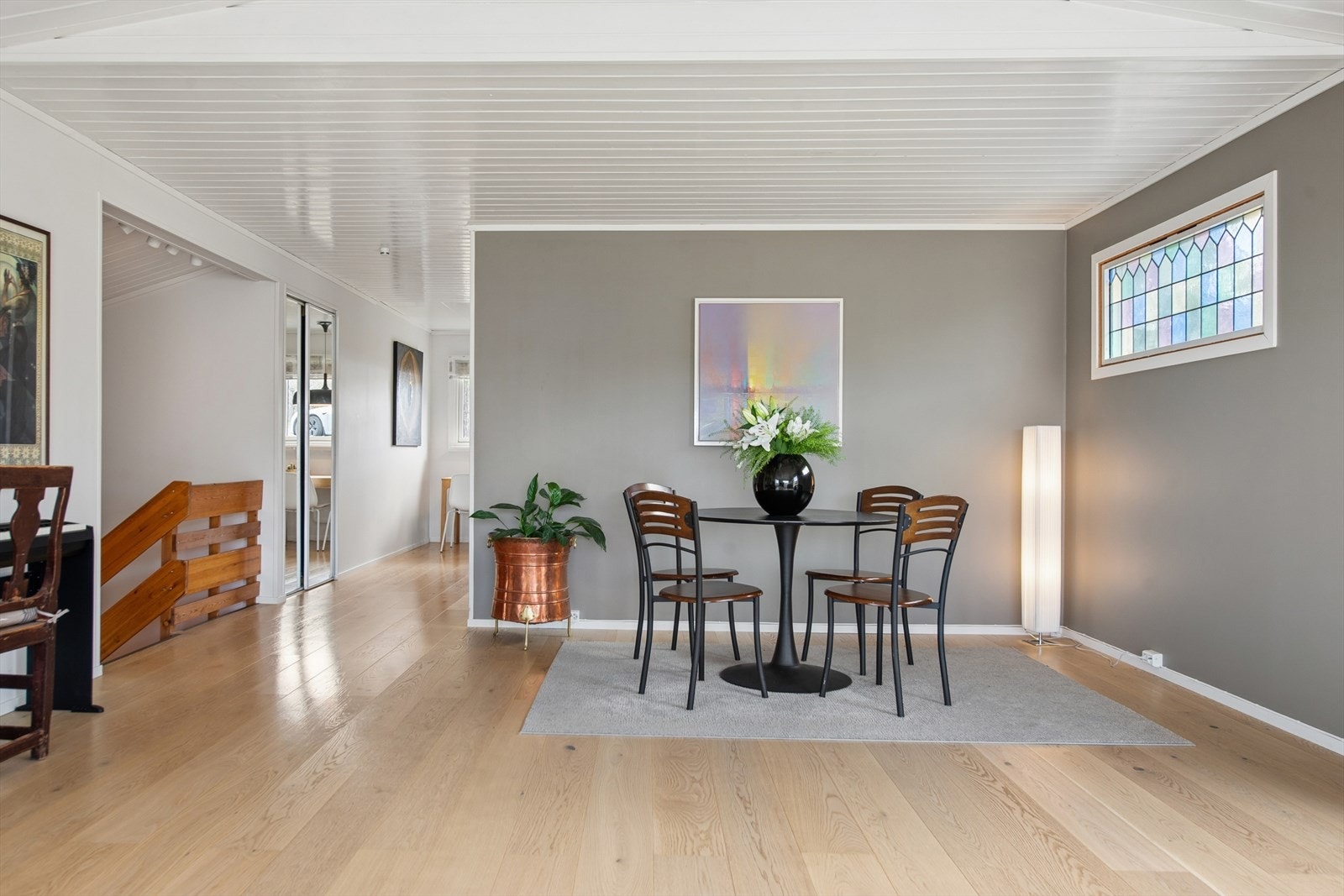 Spisestuen ligger i åpen løsning mot stuen og har parkett på gulvet. Galleribilde