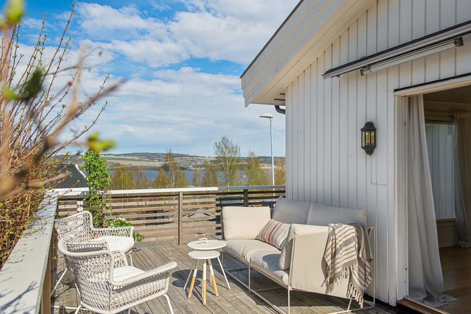 Terrassen har god plass til sittegruppe og her har du en fin utsikt over nærområdet og Mjøsa. Galleribilde