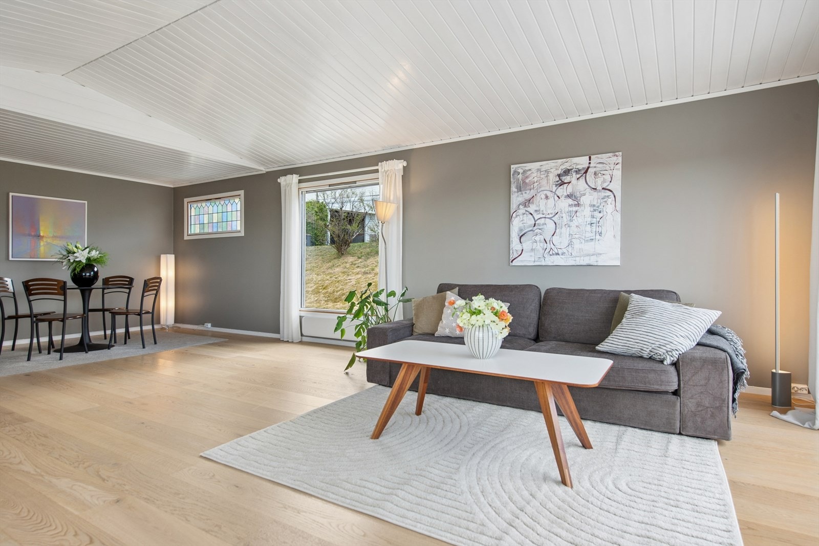 Rommet har god plass til både sofagruppe og spisebord. Galleribilde