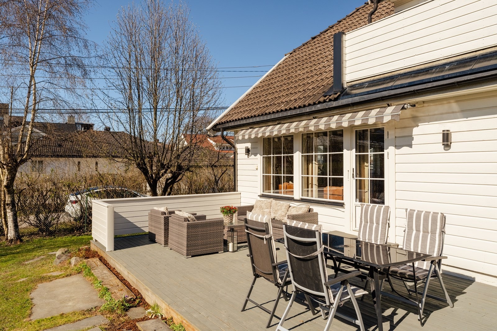 Stuen har utgang til en terrasse, som gir gode muligheter for utendørs avslapning og sosiale samvær. Galleribilde