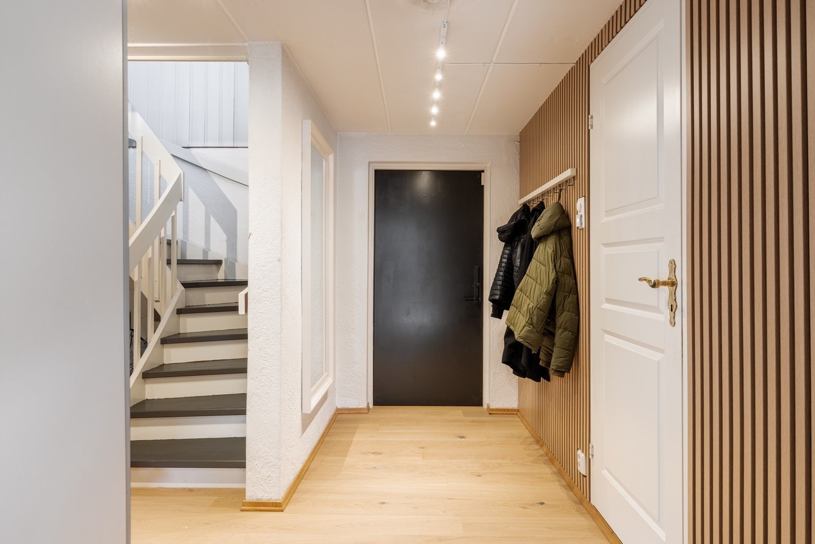 Nesten hele kjelleretasjen, i både bolig og i utleieleiligheten, er innredet til bruk for varig opphold etter brukstillatelse ble gitt. Rommene er ikke bruksendret/omsøkt. Se salgsoppgaven. Galleribilde
