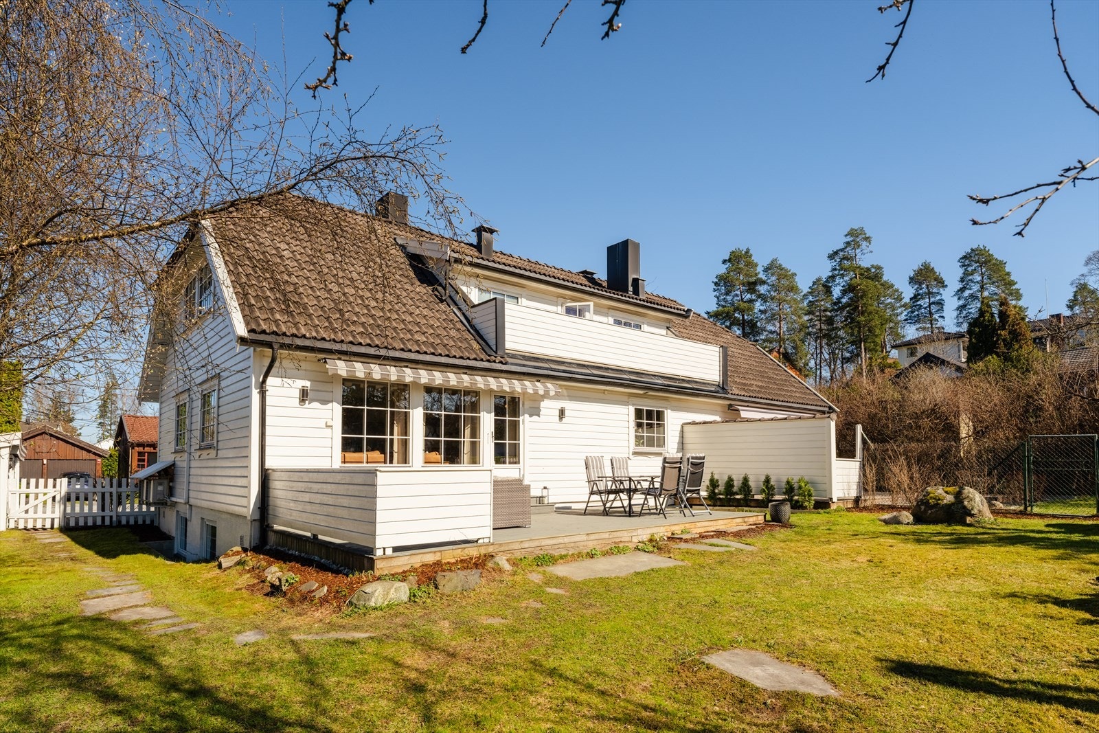 Her er det kort vei til både sjøen, skoler, barnehager, offentlig transport, samt et rikt utvalg av butikker og servicetilbud. Galleribilde