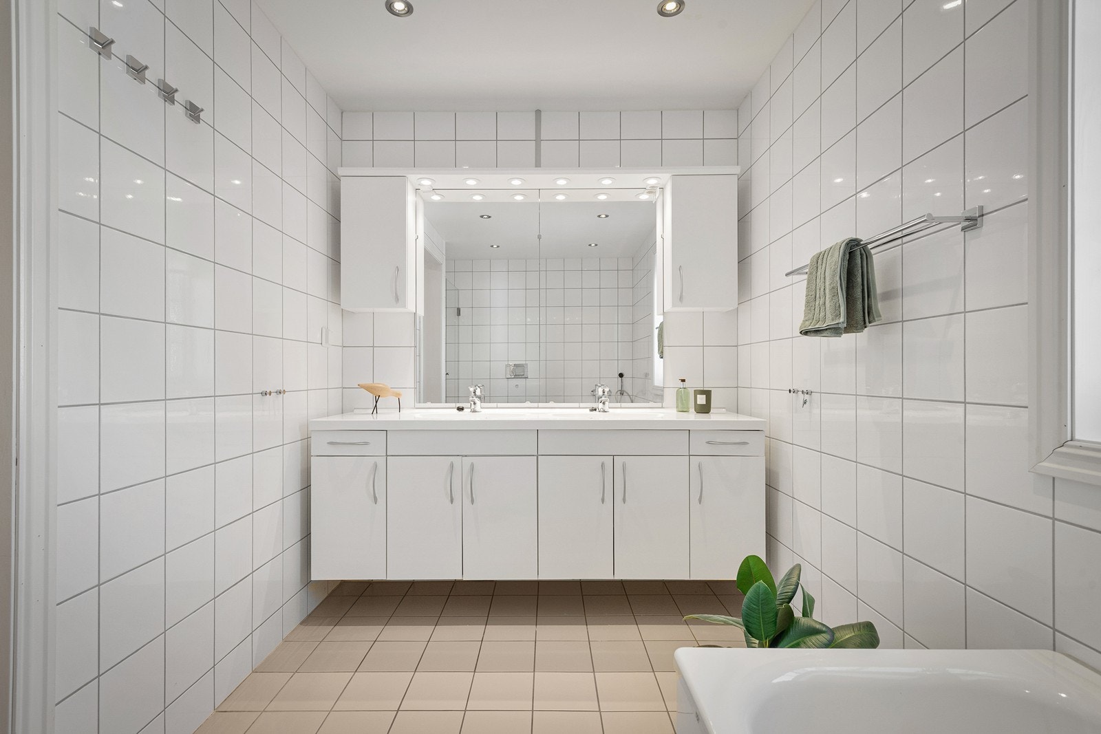 Lyse og tidløse farger. Badet har fått TG1 i tilstandsrapport. Galleribilde