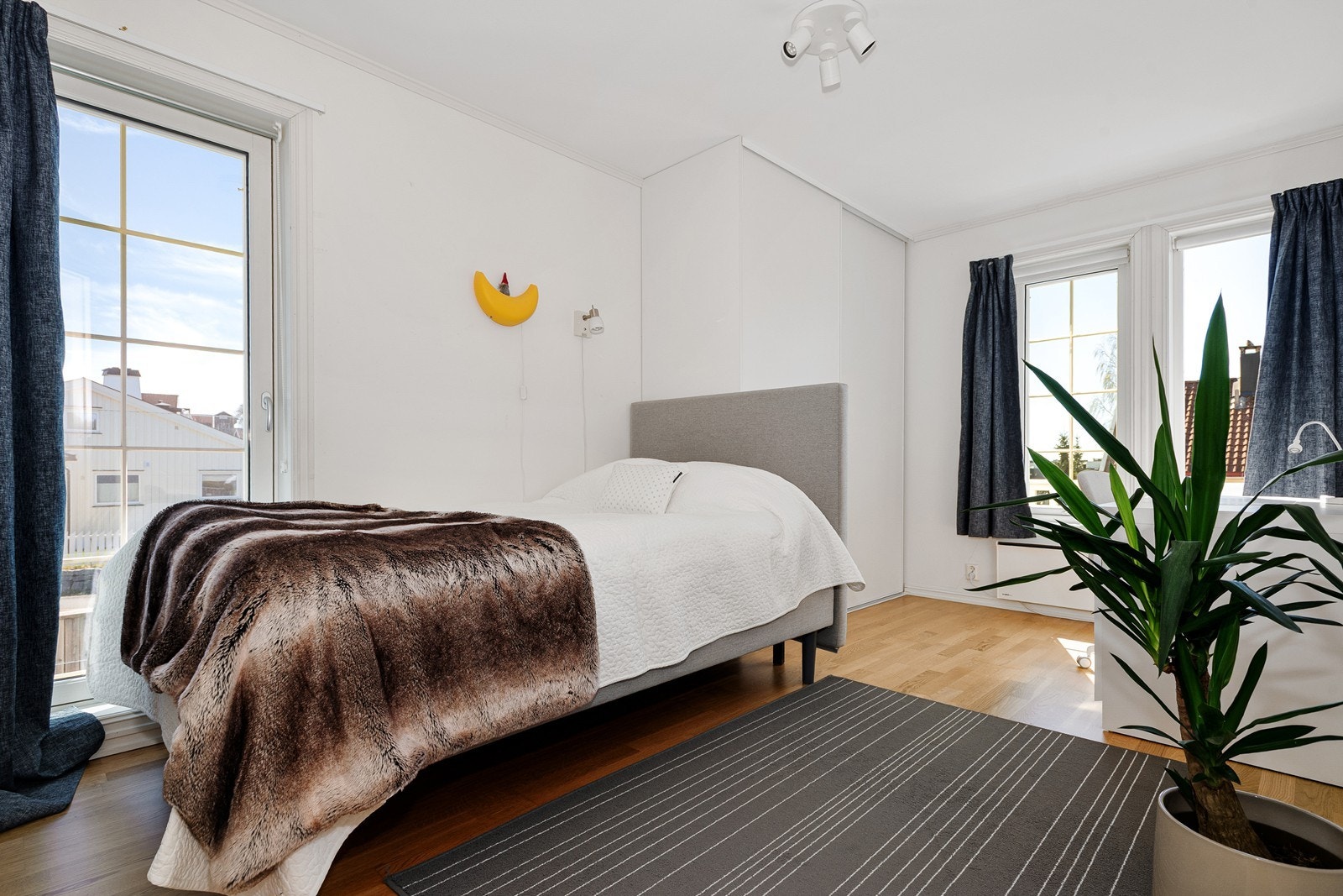 Soverom nr. III. Begge barnerom er romslige med god plass til både seng, skrivebord og garderobe - et perfekt sted for ungdommen. Galleribilde