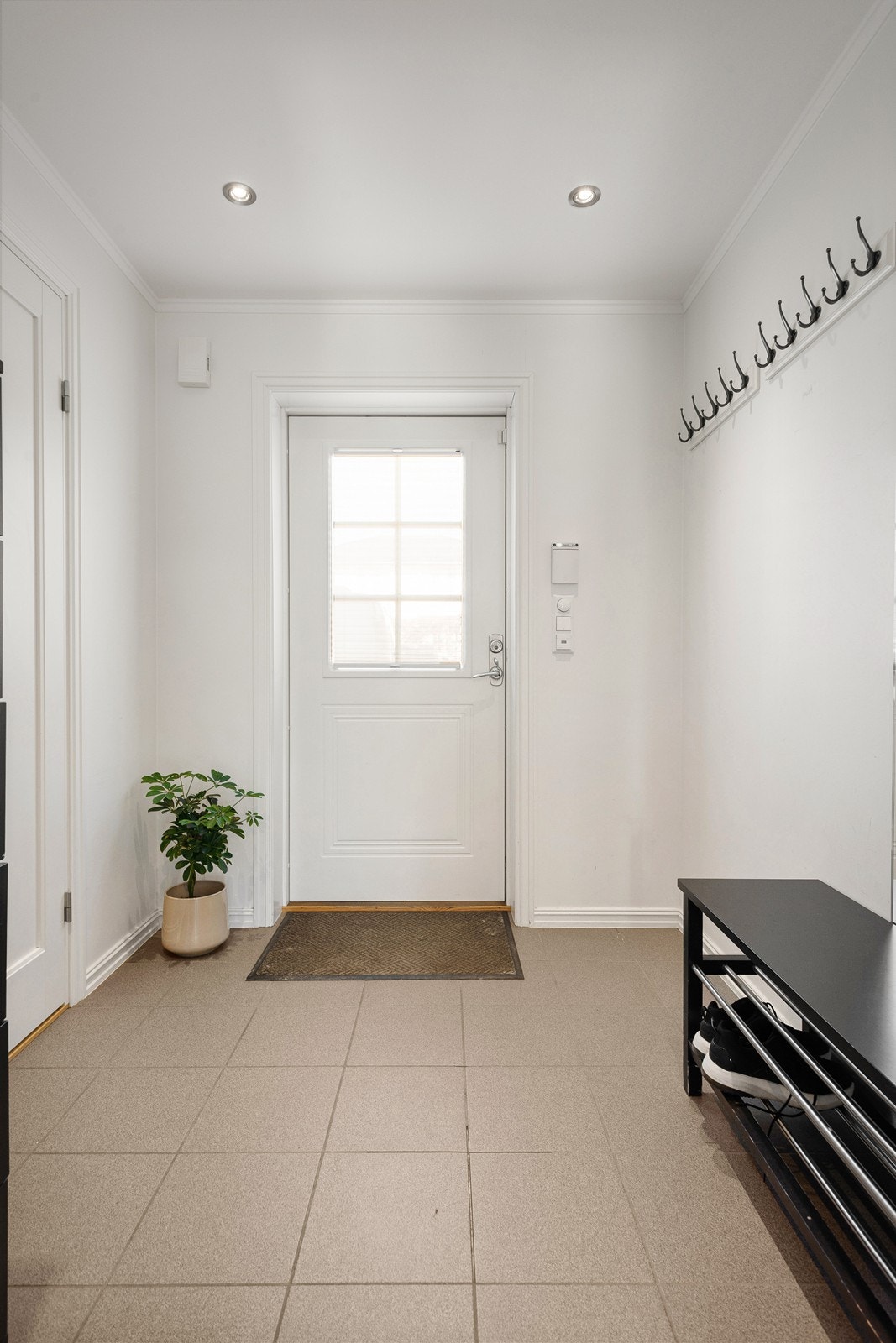 Gang/entré med varme i gulv og god plass til garderobeskap. Galleribilde