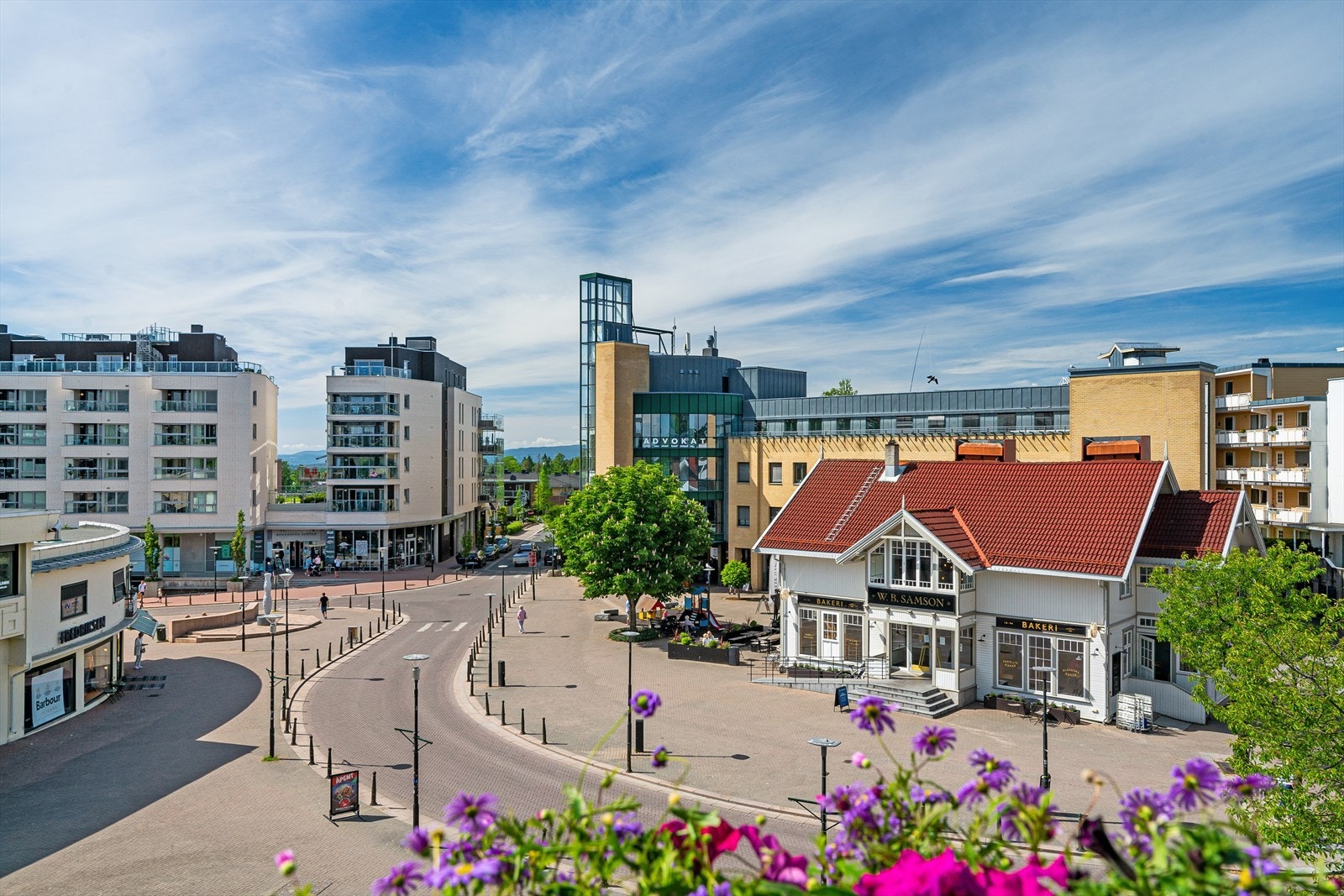 Hyggelige Bekkestua sentrum med alt du måtte trenge av butikker, spisesteder, lekeplasser m.m. Galleribilde