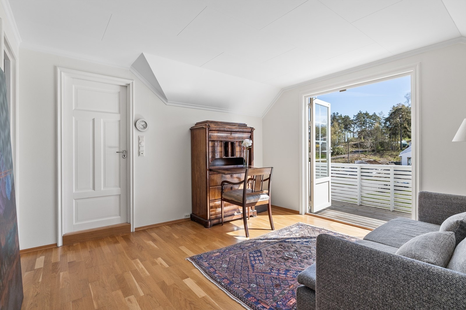 Romslig loftsstue med utgang til en veranda. Galleribilde