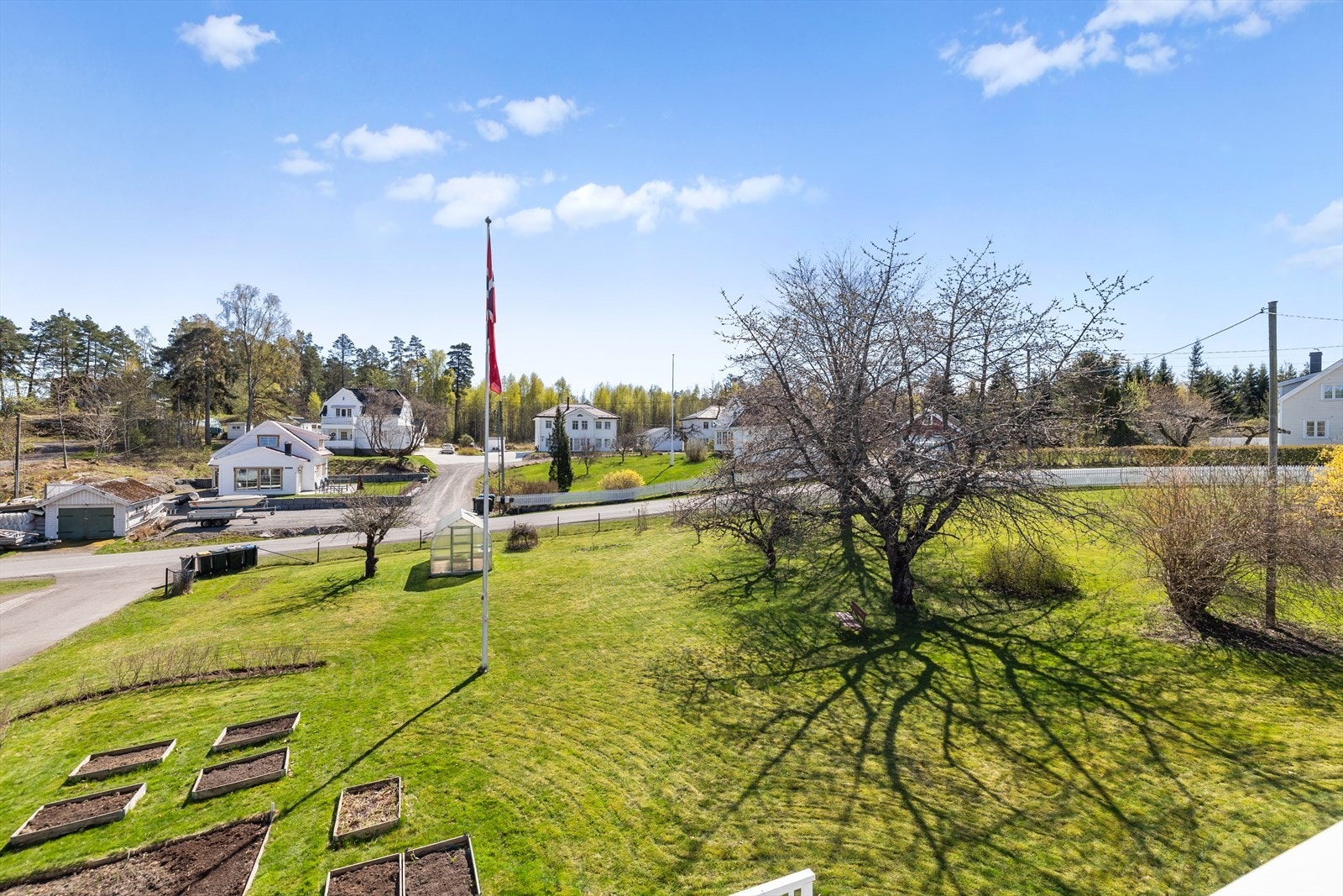 Eiendommen har en romslig tomt med velholdt hage og god plass til uteaktiviteter. Galleribilde