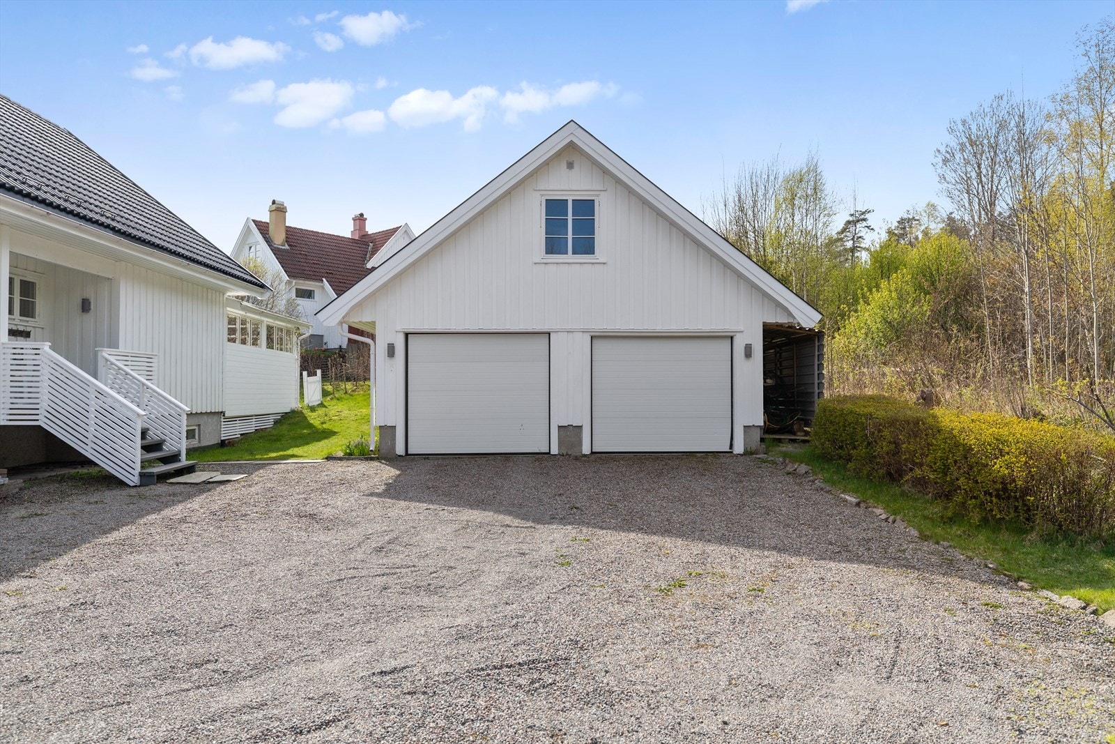 Garasjen fra 1987 har støpt gulv og to porter med automatisk åpner, montert i 2016. Galleribilde