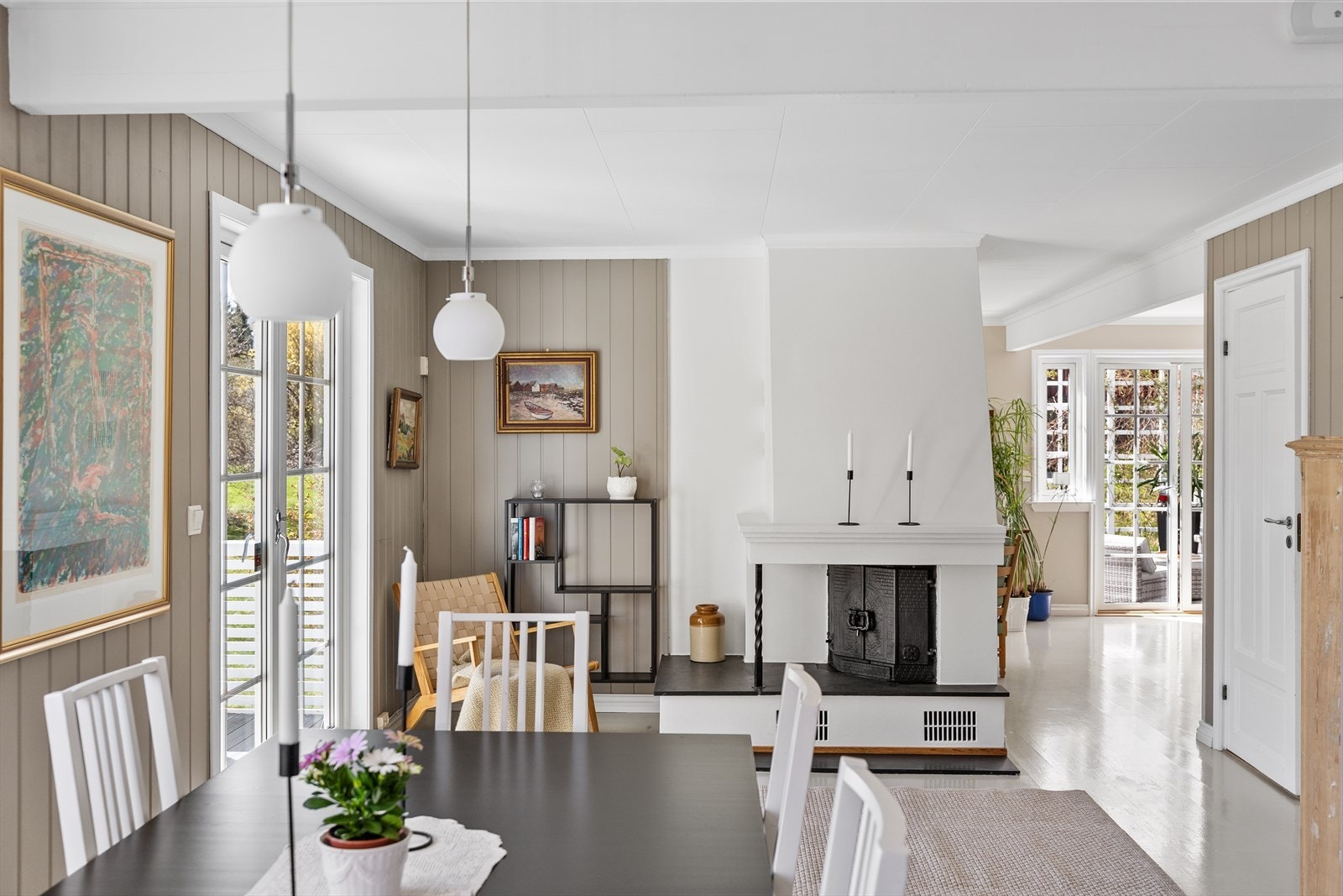 Boligen er malt i duse moderne farger som gir en harmonisk følelse. Galleribilde