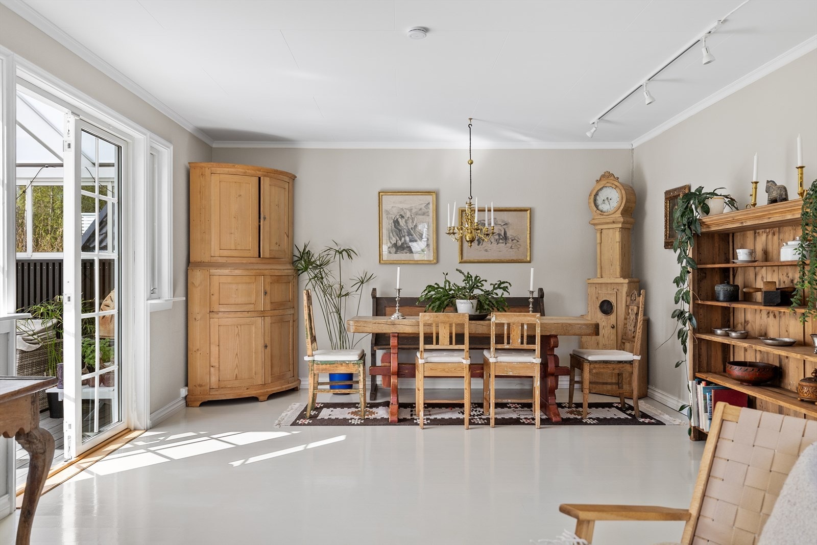God plass til venner og familie rundt spisebordet til hyggelig lag. Galleribilde