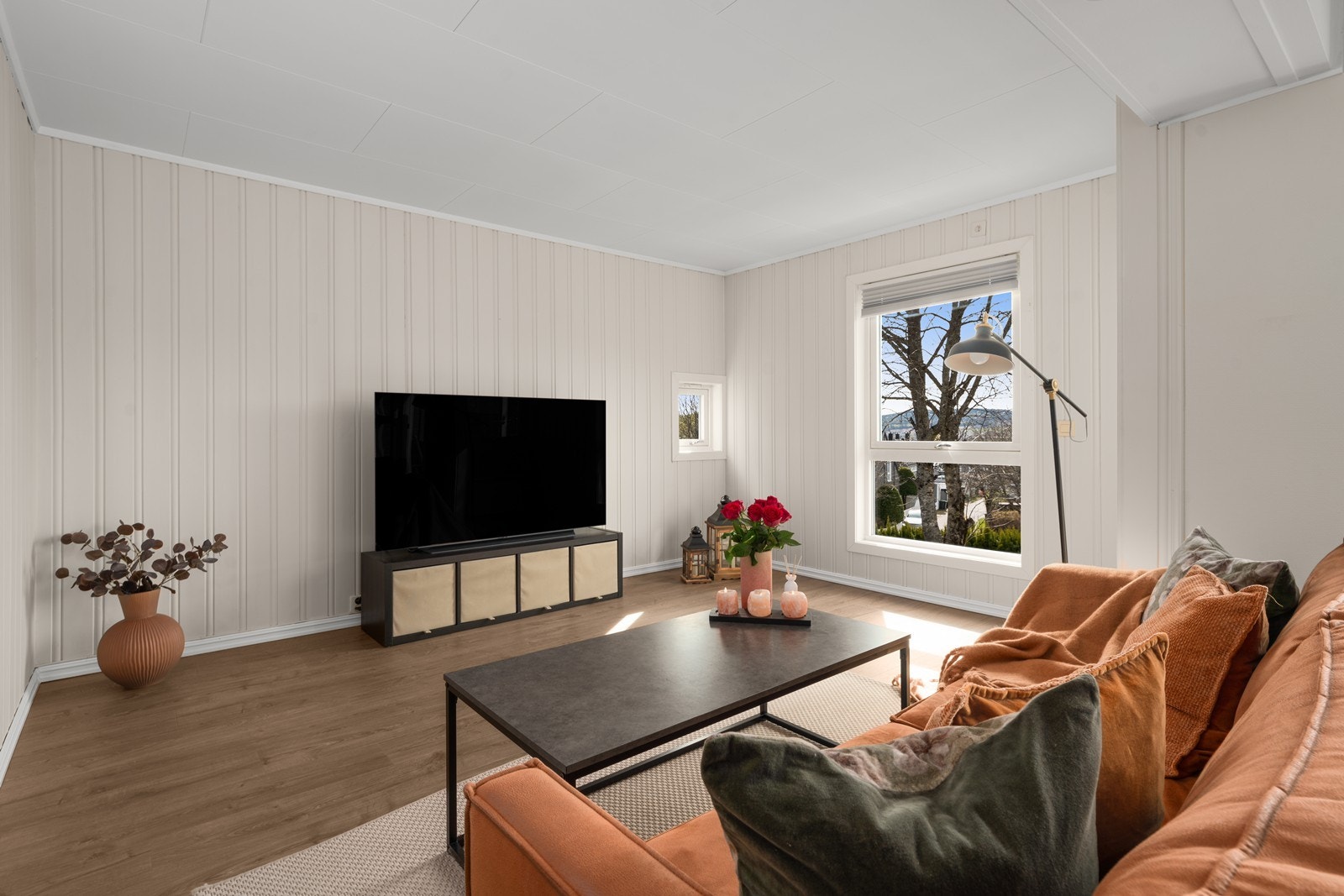 Vinduene i boligen er fra 2012 og har 2-lags glass og utvendig aluminiumsbeslag. Galleribilde