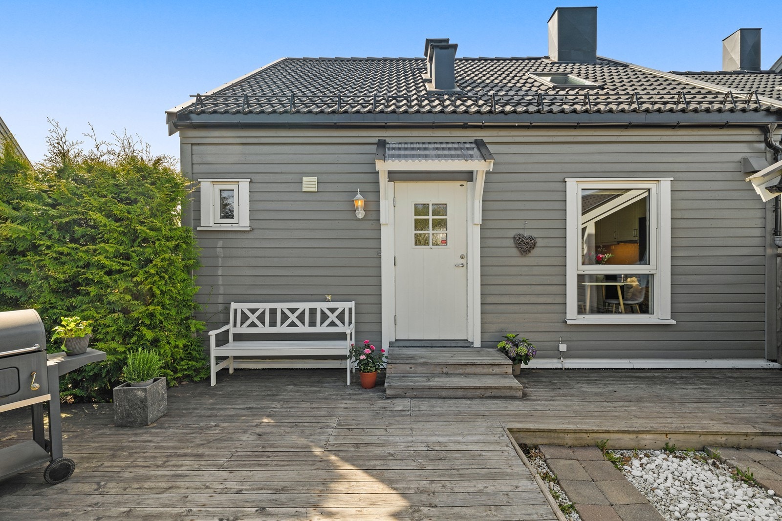 En innholdsrik rekkehusleilighet med to private uteplasser - en østvendt markterrasse ved inngangen og en vestvendt balkong. Galleribilde