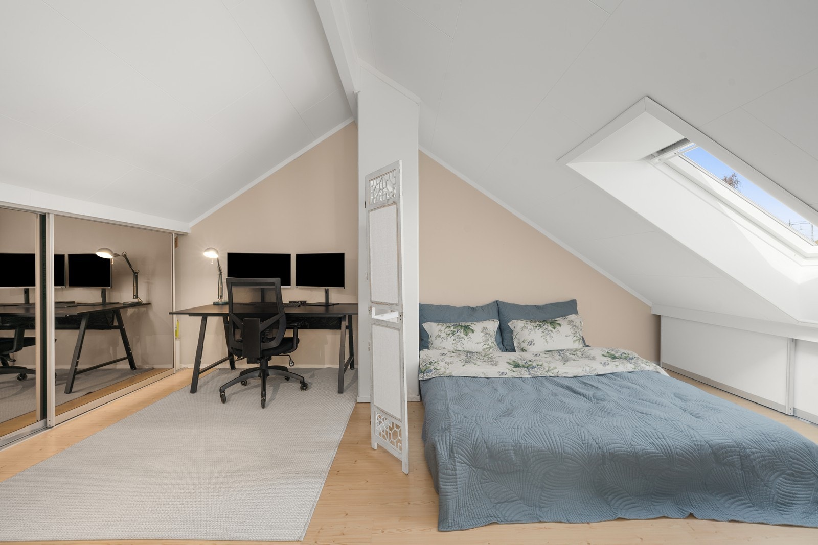Romslig soverom med plass til både dobbeltseng og en kontorløsning. Galleribilde