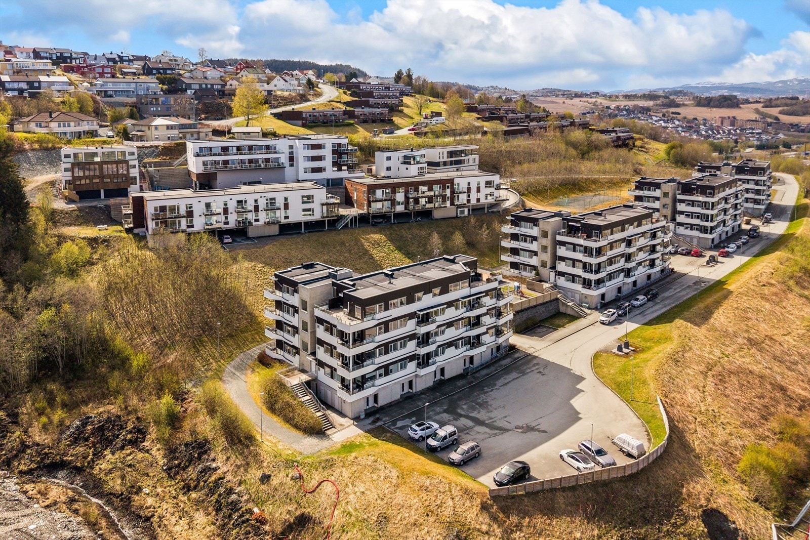 Leiligheten ligger på baksiden av bygget godt skjermet for støy og har optimale solforhold. Galleribilde