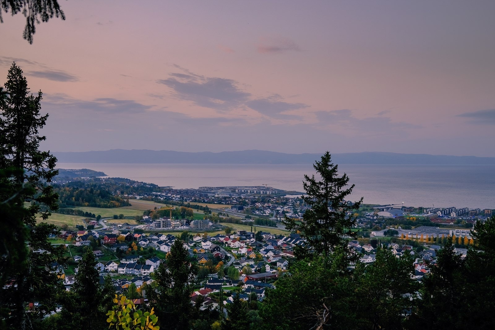 På Reppe er det mange utsiktspunkter gjemt i de skogledde åsene. Flere av disse er populære ved solnedganger og selvfølgelig nyttårsaften. Galleribilde