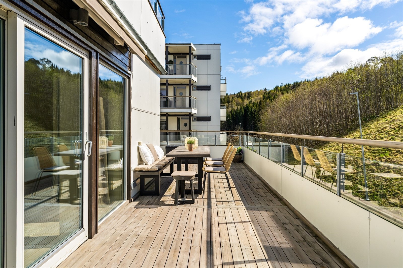 Inviter venner og bekjente til Reppevegen og nyt sommervarmen på den store terrassen. Galleribilde