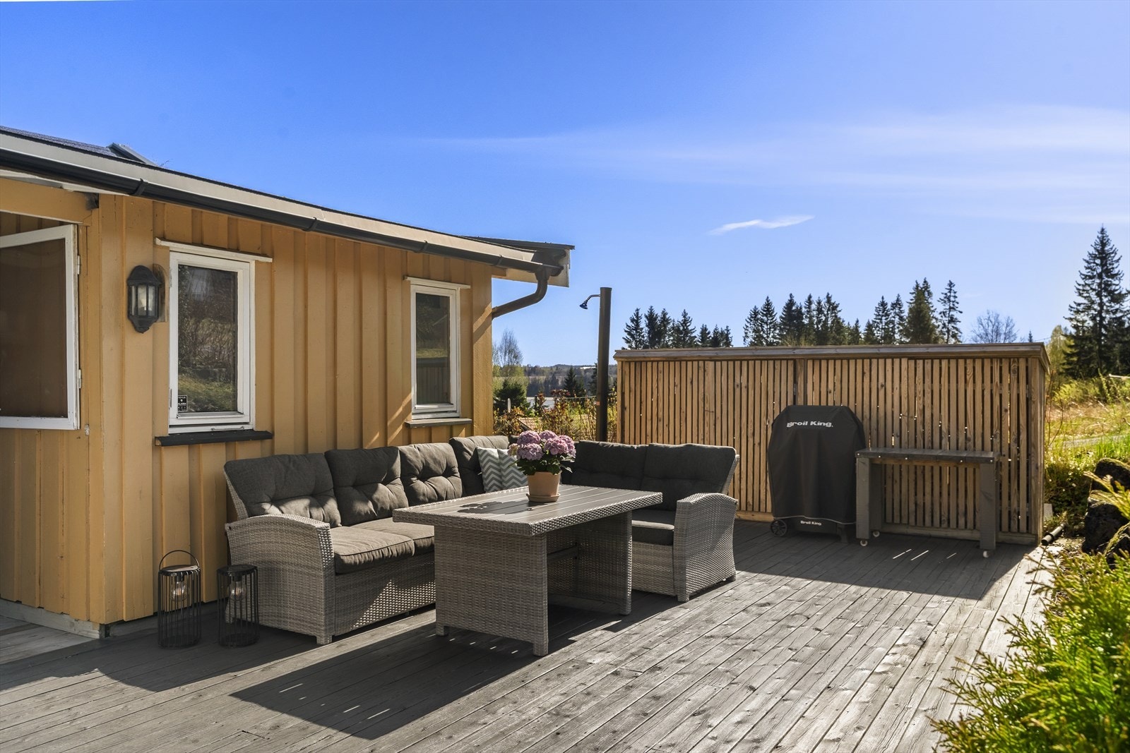 Sørvestvendt terrasse med gode solforhold og flotte møbleringsmuligheter Galleribilde