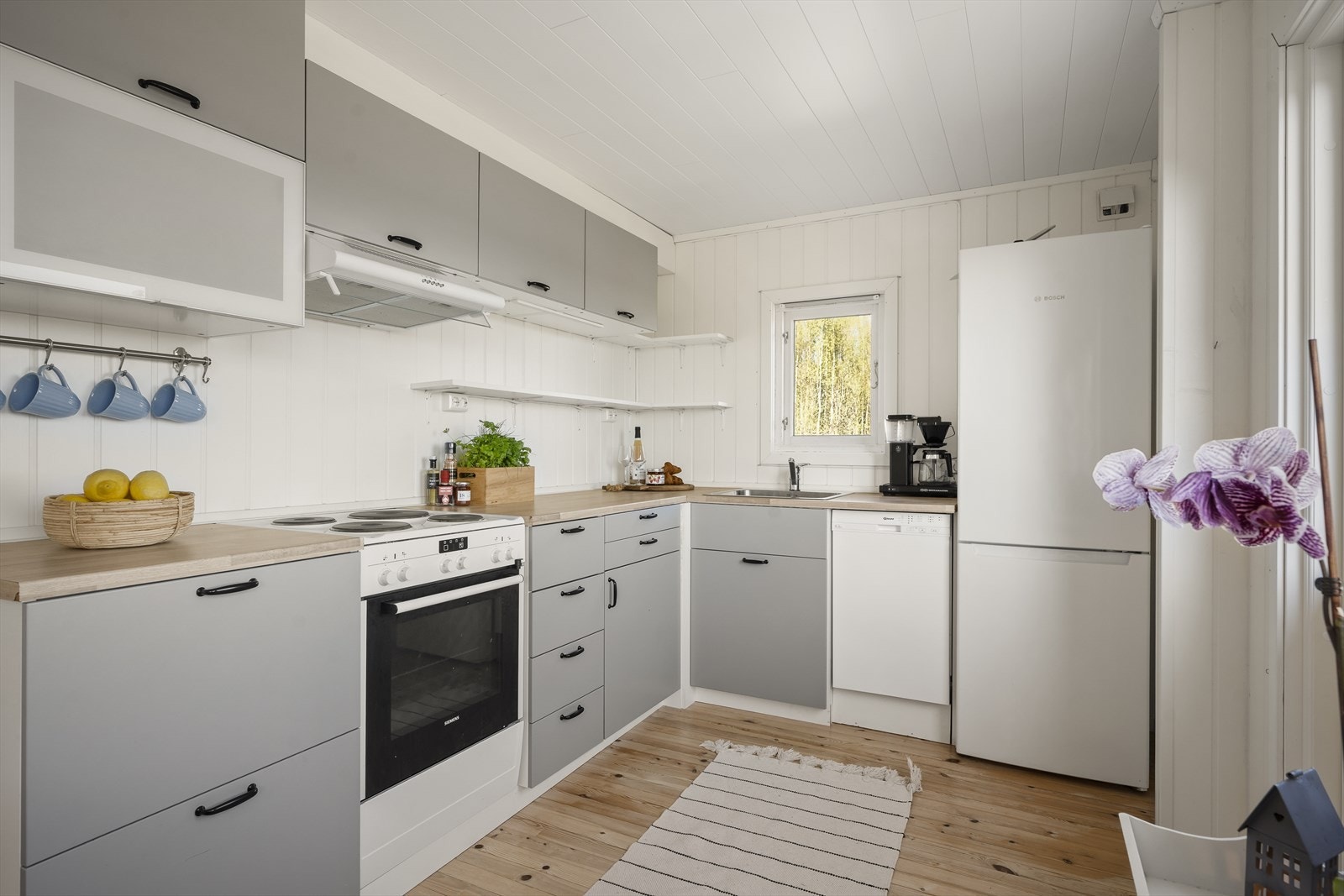 Kjøkkenet byr på gode arbeidsforhold og rikelig med skap- og benkeplass Galleribilde