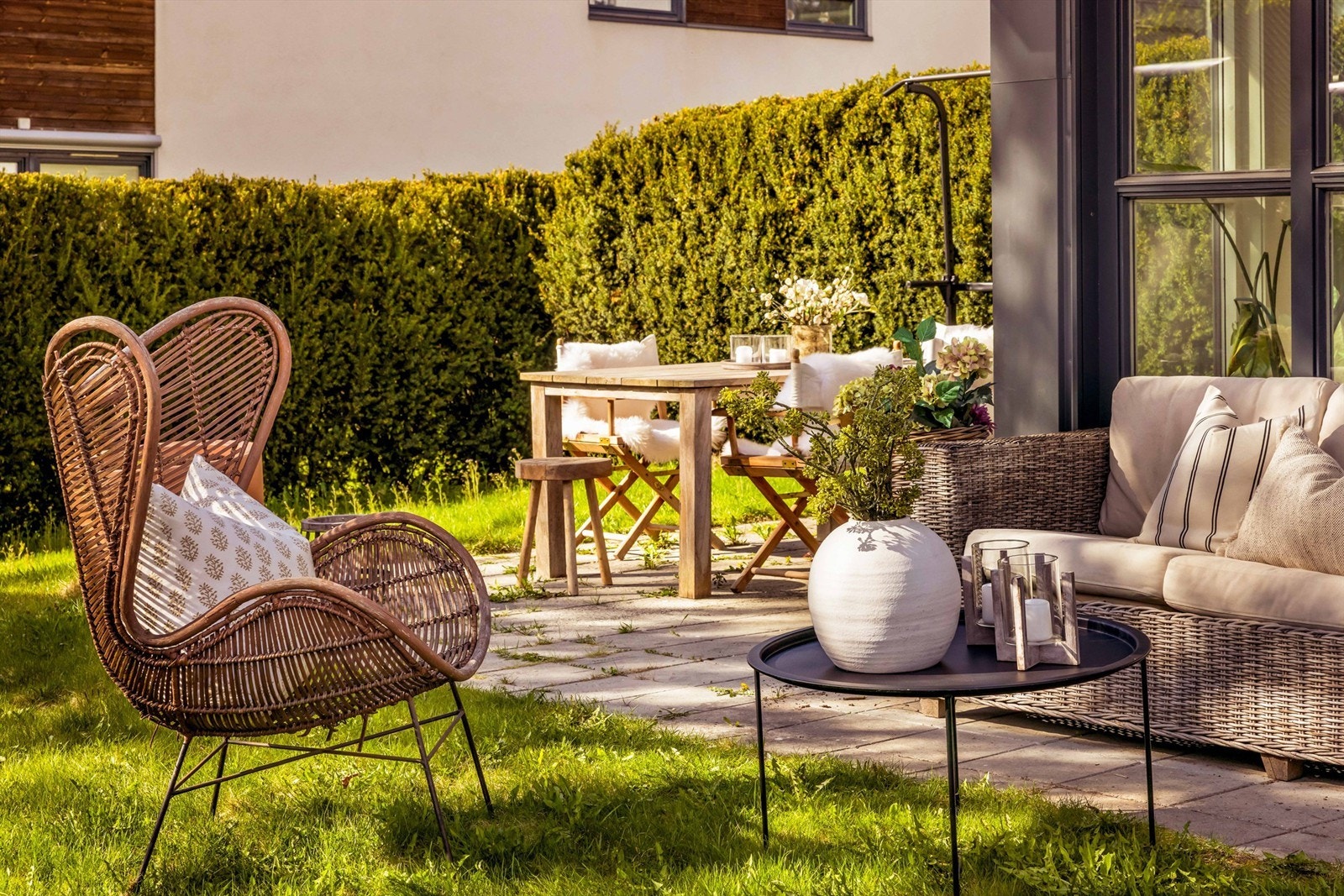 I følge eier er det sol fra ca. kl. 09.00 til ca. kl. 21.00, som gjør at du kan nyte morgenkaffen og måltider utendørs på varme vår- og sommerdager. Galleribilde