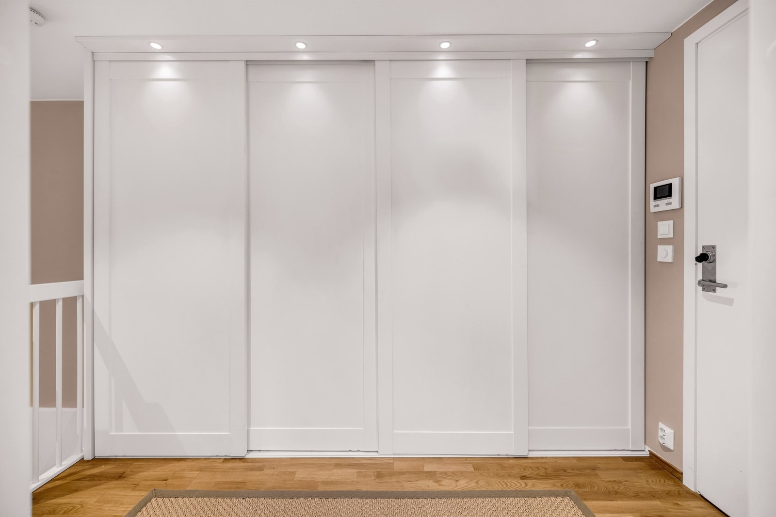 Skyvedørsgarderobe som bidrar til et ryddig og funksjonelt inngangsparti. Galleribilde