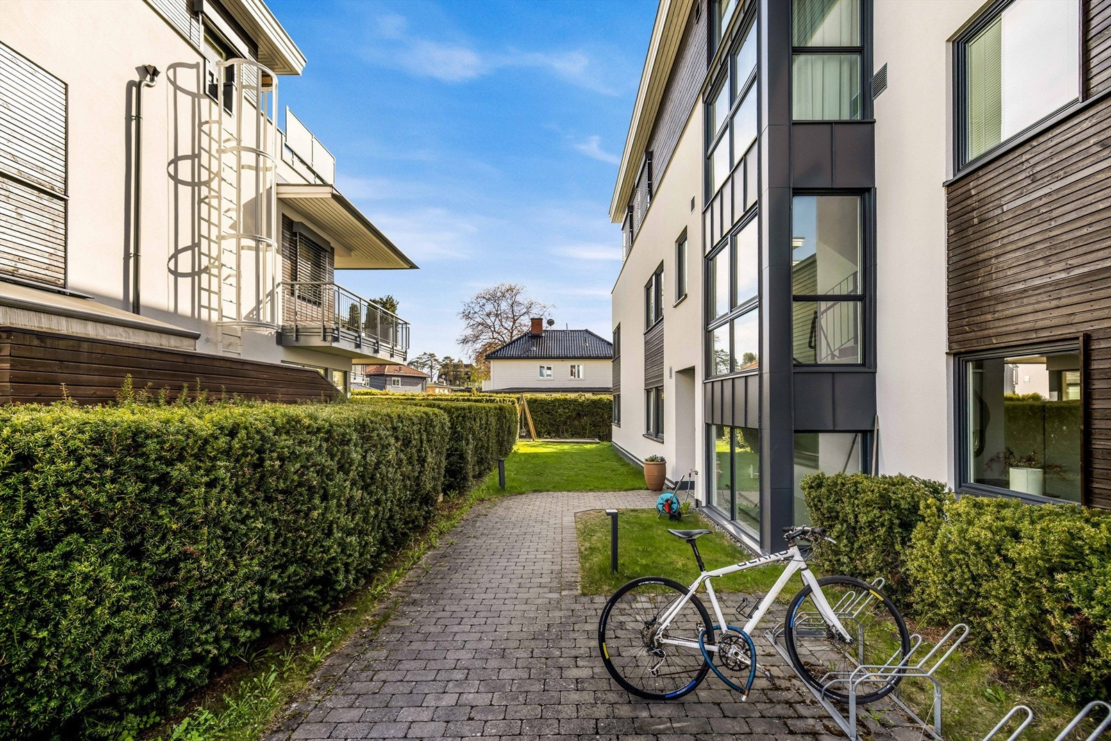 Trappefri adkomst til leiligheten gjennom felles oppgang. Galleribilde