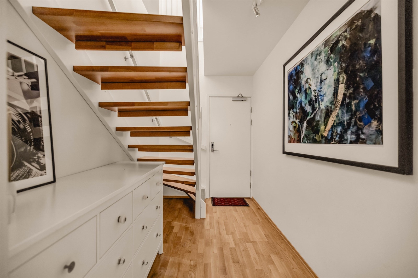 Det er adkomst til garasjen direkte fra leilighetens underetasje, noe som gir enkel og praktisk tilgang til bilen. Galleribilde
