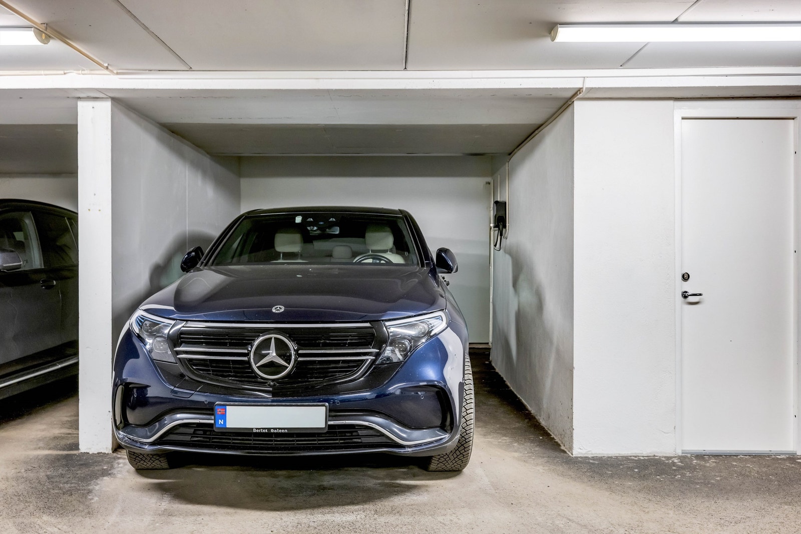 Leiligheten inkluderer egen parkeringsplass i felles garasjeanlegg. Parkeringsplassen har el-bil lader koblet til leilighetens strømmåler. Galleribilde