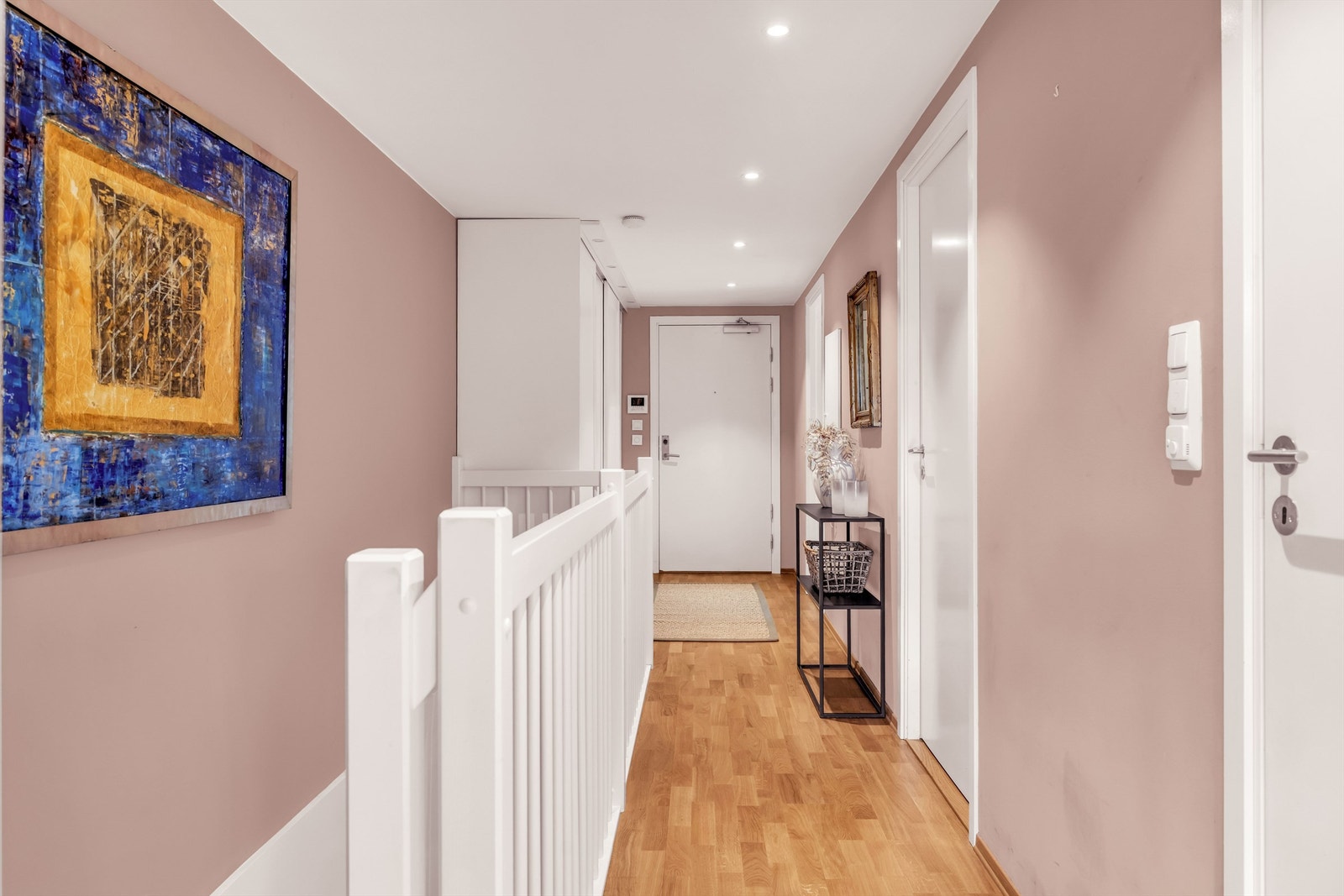Velkommen inn i en lys og innbydende entré som skaper et godt førsteinntrykk av boligen. Galleribilde