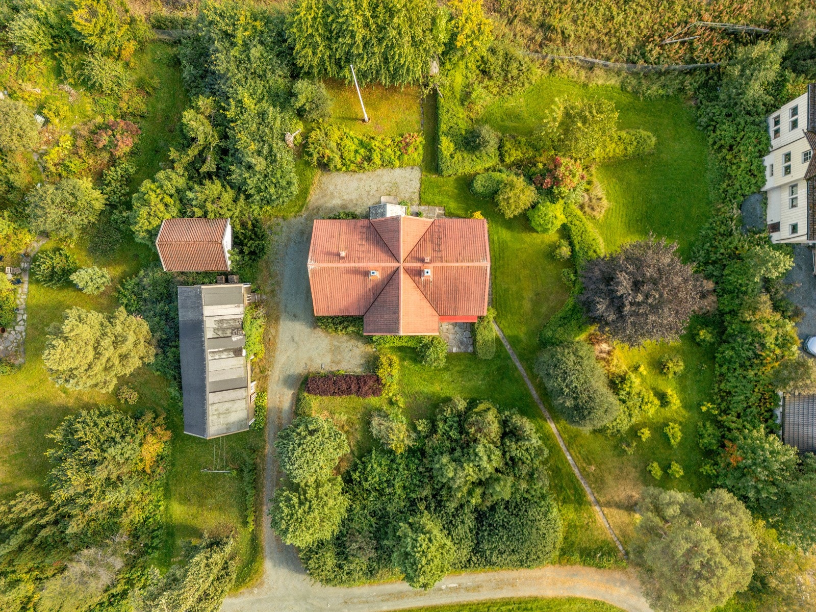 Her vil man nyte godt av en sjeldent stor og usjenert tomt på hele 3290m² Galleribilde