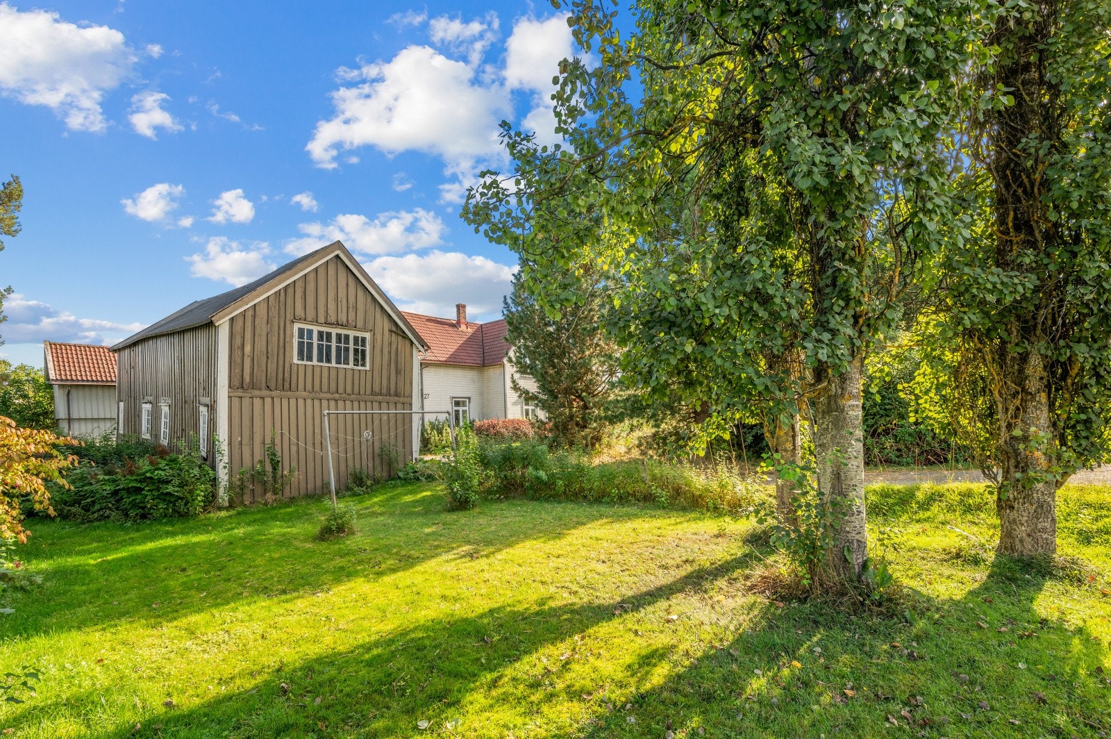 Det er uthus og stabbur på eiendommen. Stabburet ble renovert på midten av 80-tallet, med nytt ytterpanel, tak og fundament. Galleribilde