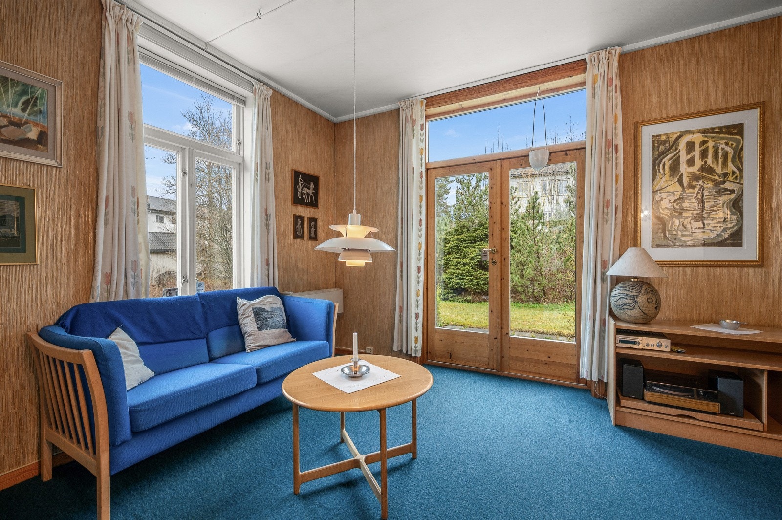 Boligen har hele 3 stk. stuer hvor alle har mulghet til å trekke seg tilbake og finne sin egen sosiale sone Galleribilde