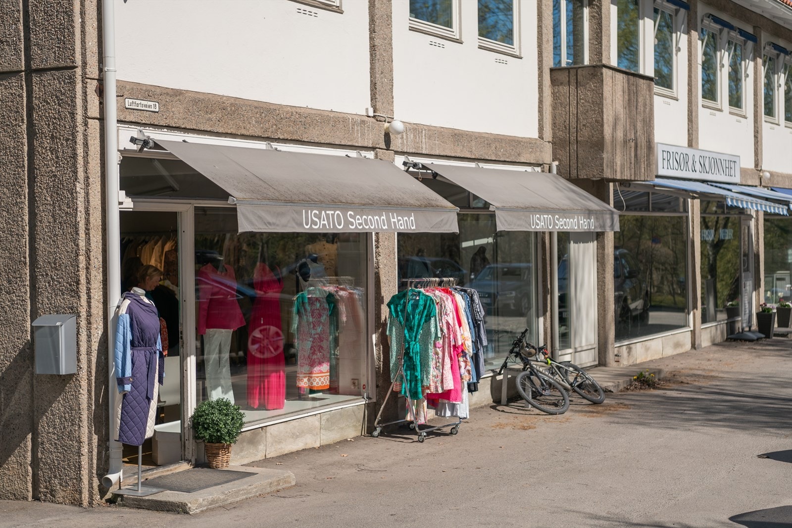 Her har du også flere mindre nisjebutikker og frisør, b.la. I tillegg er det kort vei opp til Røa senteret med et rikt og varierende tilbud. Galleribilde