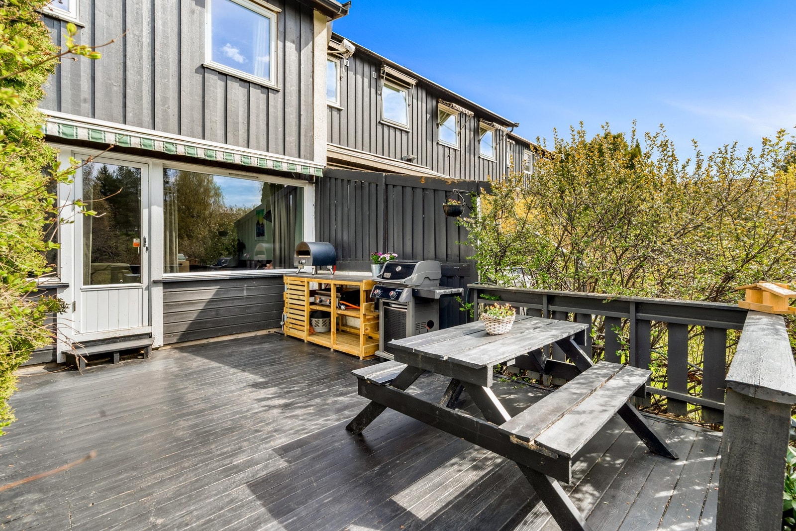 Den gode størrelsen på terrassen gir rom for en hyggelig hagegruppe og grill. Galleribilde