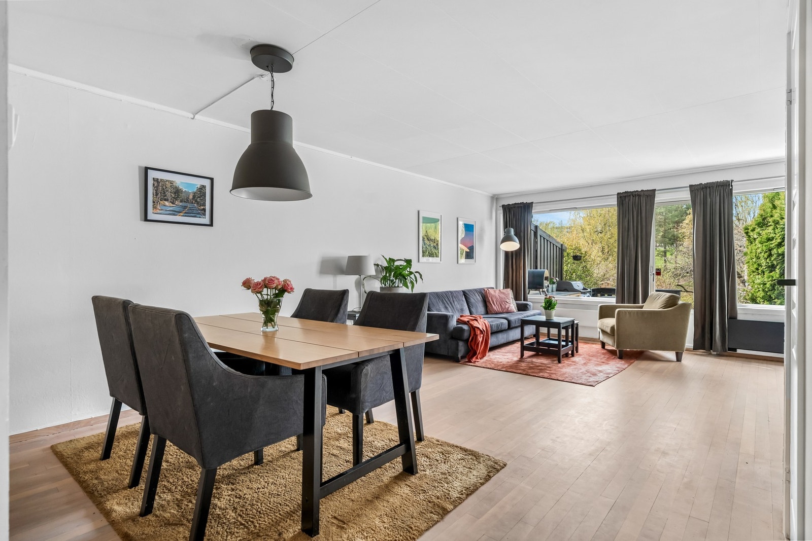 Stuen har god plass til møblering i flere soner. Galleribilde