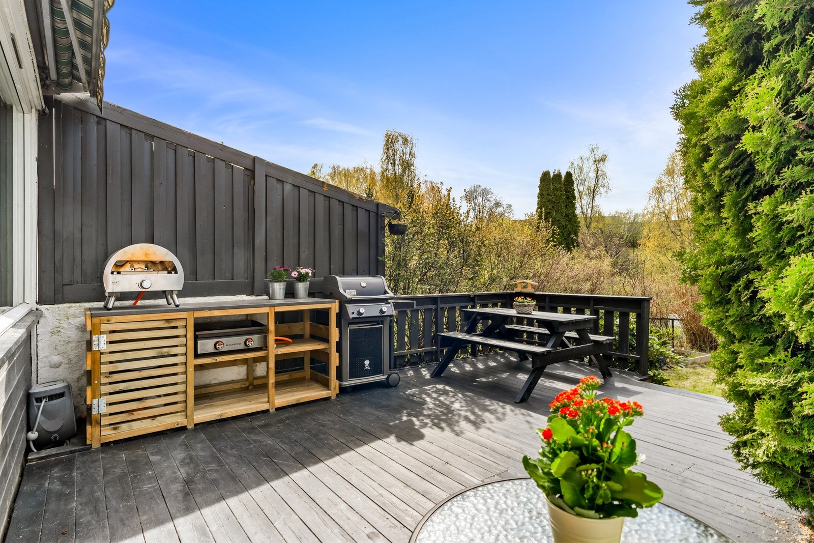 Fra stuen er det direkte adkomst til vestvendt terrasse på hele 23 kvm, og hagedel. Galleribilde