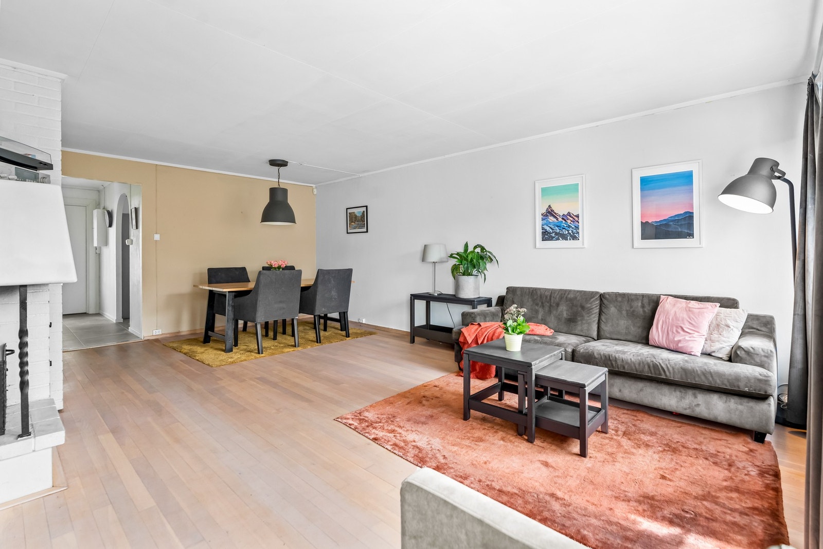 Det er plass til en romslig sofagruppe, sofabord og spisestue. Galleribilde
